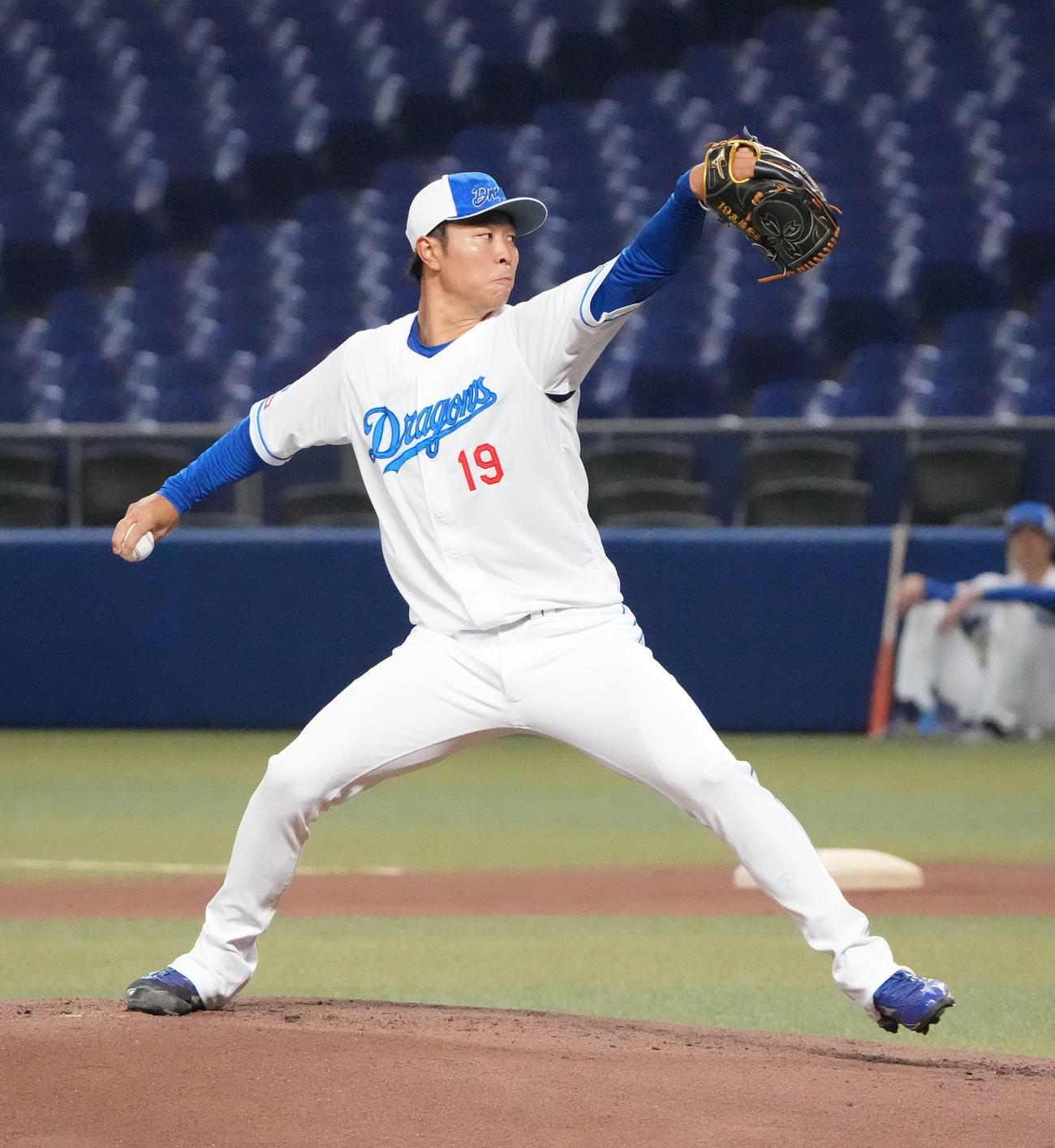 マウンドを利用し投球練習をする高橋宏（撮影・森本幸一）