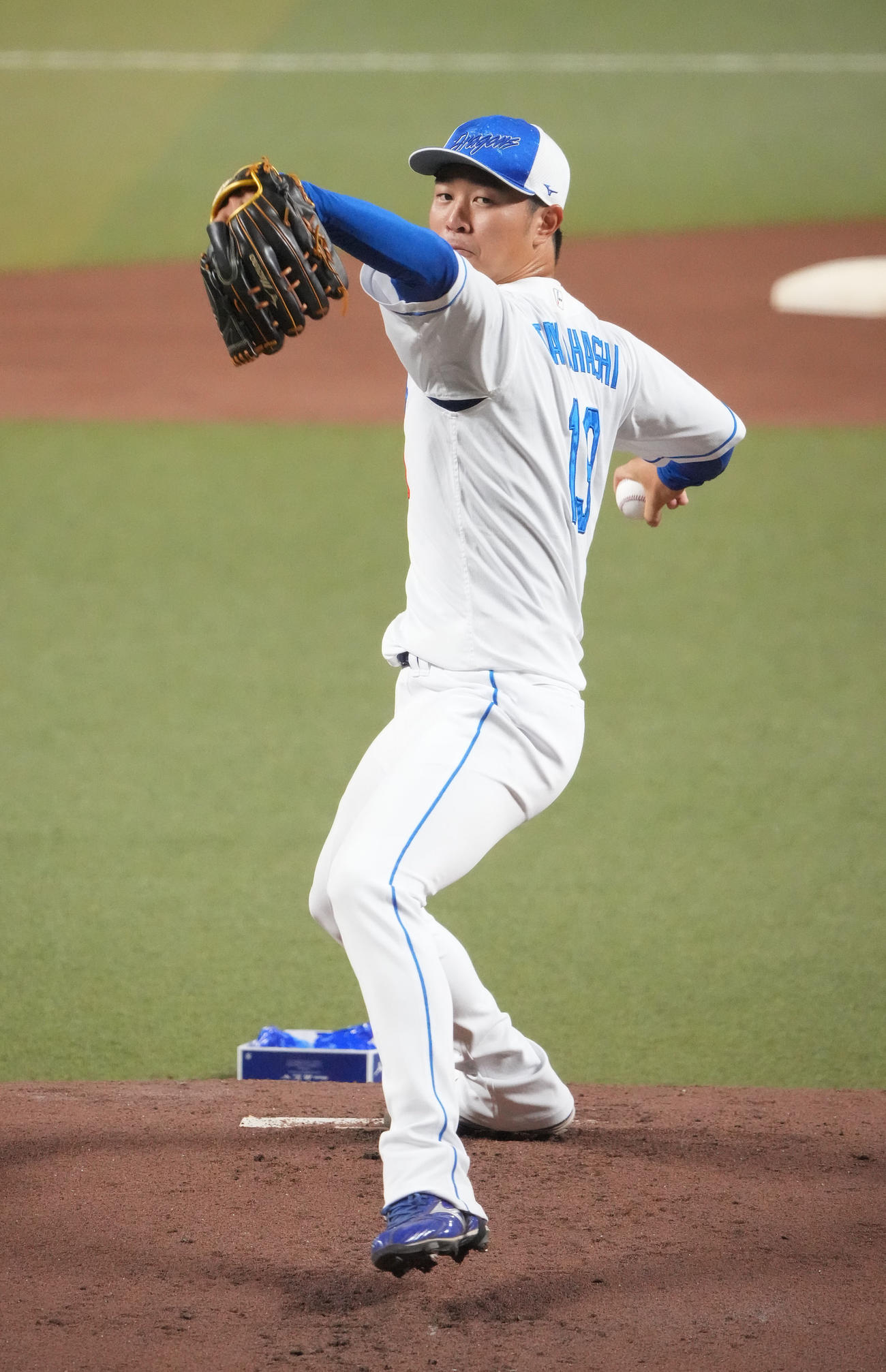 マウンドを利用し投球練習をする高橋宏（撮影・森本幸一）
