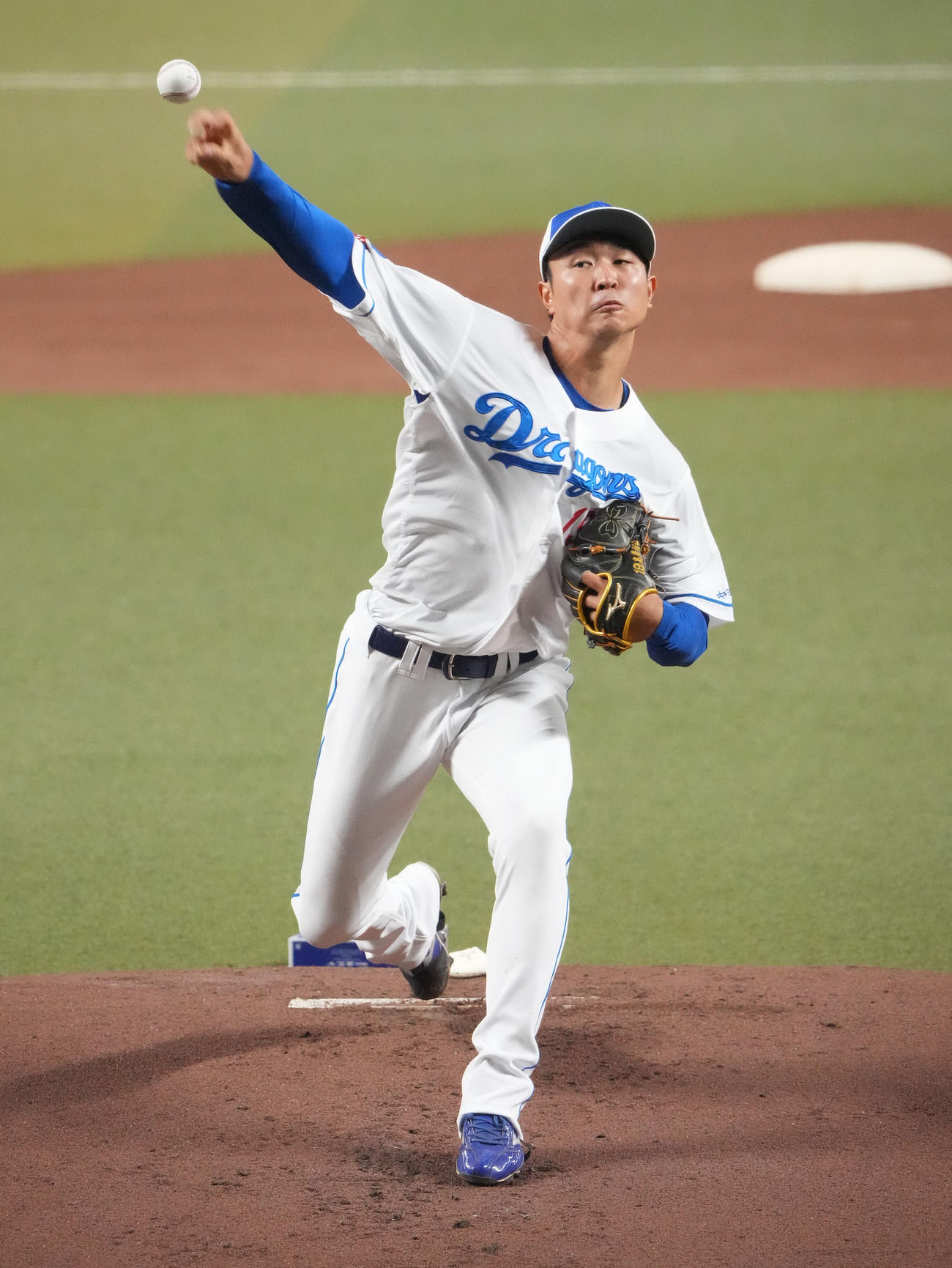 マウンドを利用し投球練習をする高橋宏（撮影・森本幸一）