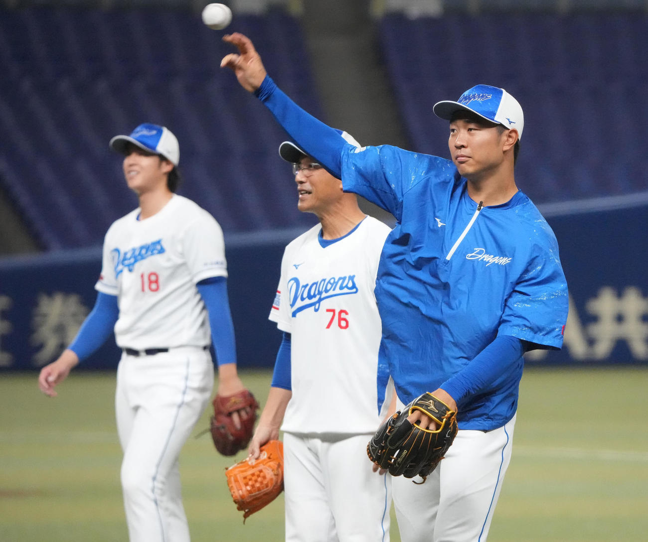 キャッチボールをする高橋宏（右）左は梅津、中央は大塚投手コーチ（撮影・森本幸一）