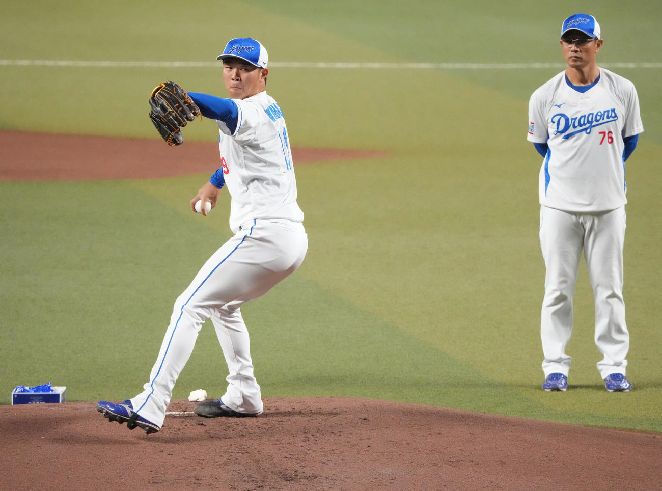 マウンドを利用し投球練習をする高橋宏（左）右は大塚投手コーチ（撮影・森本幸一）