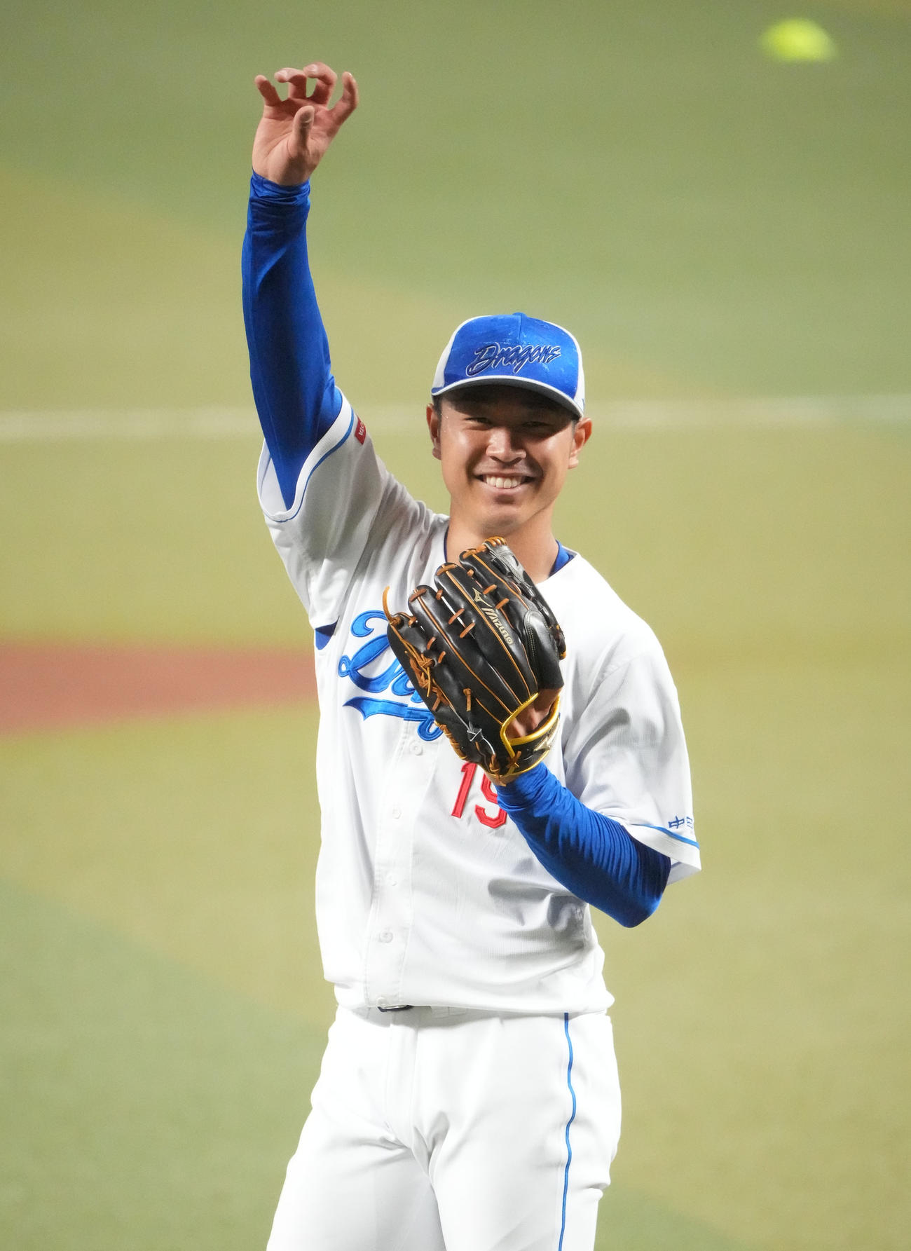 マウンドで投球練習をする合間に明るい表情を見せる高橋宏（撮影・森本幸一）