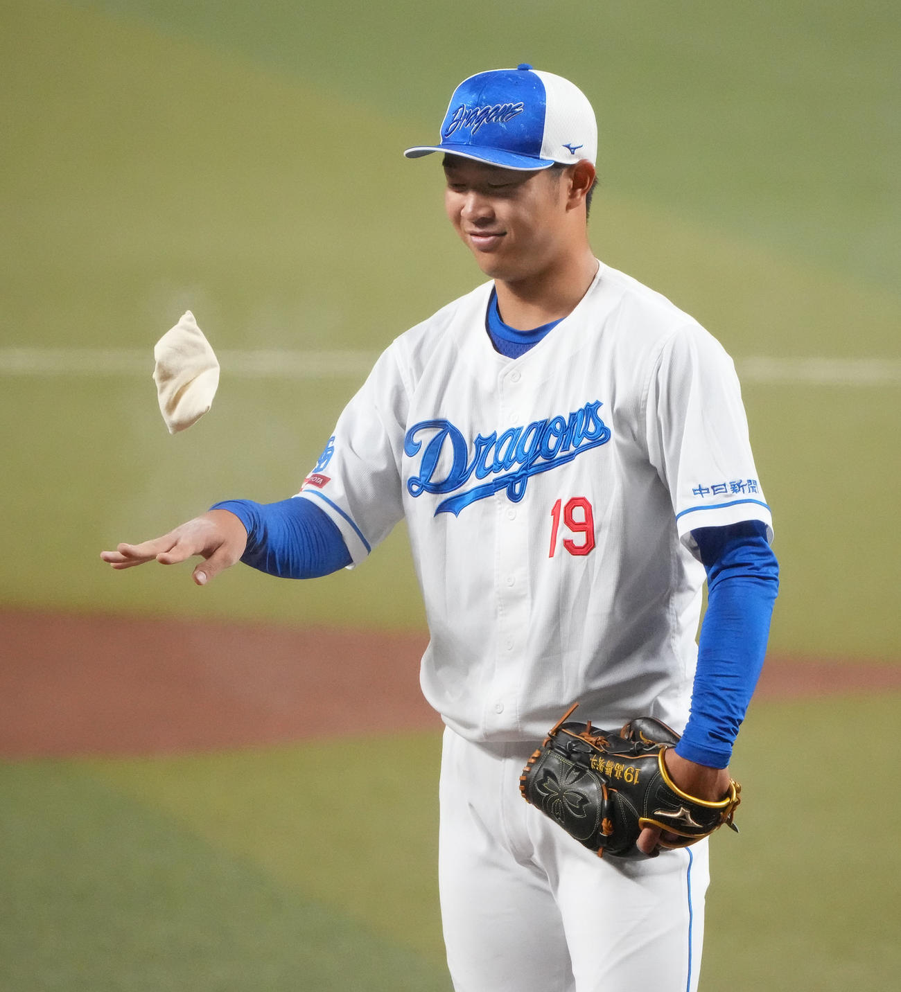 マウンドで投球練習をする合間にロジンを手にする高橋宏（撮影・森本幸一）