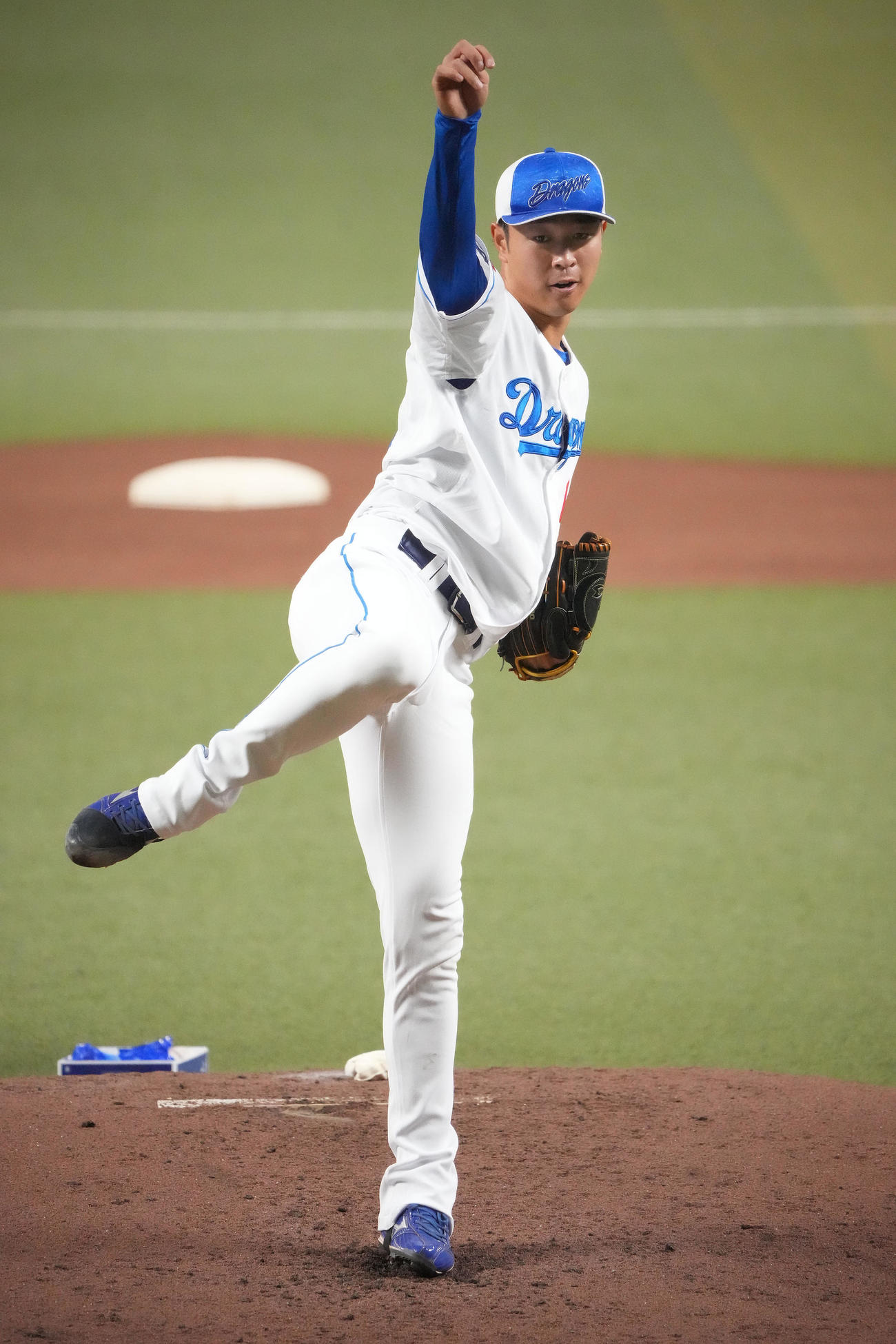 マウンドを利用し投球練習をする高橋宏（撮影・森本幸一）