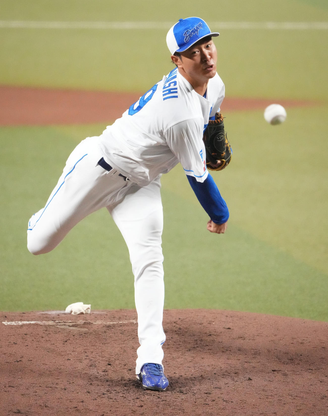 マウンドを利用し投球練習をする高橋宏（撮影・森本幸一）