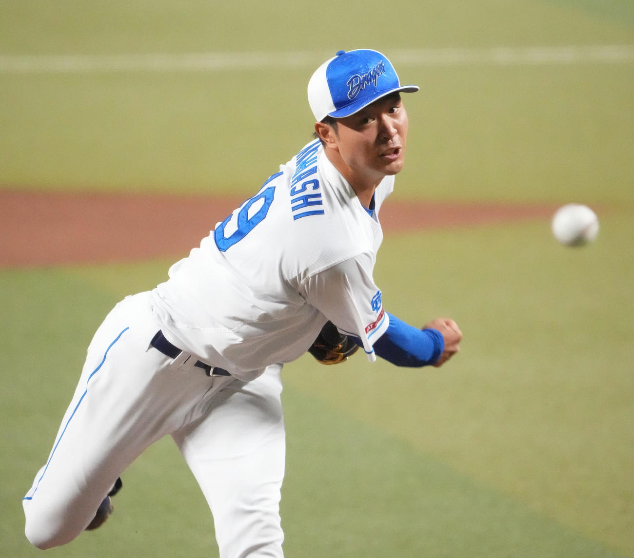 マウンドを利用し投球練習をする高橋宏（撮影・森本幸一）