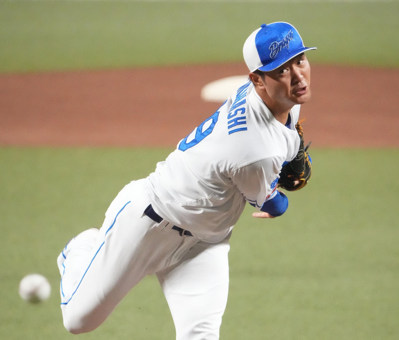マウンドを利用し投球練習をする高橋宏（撮影・森本幸一）