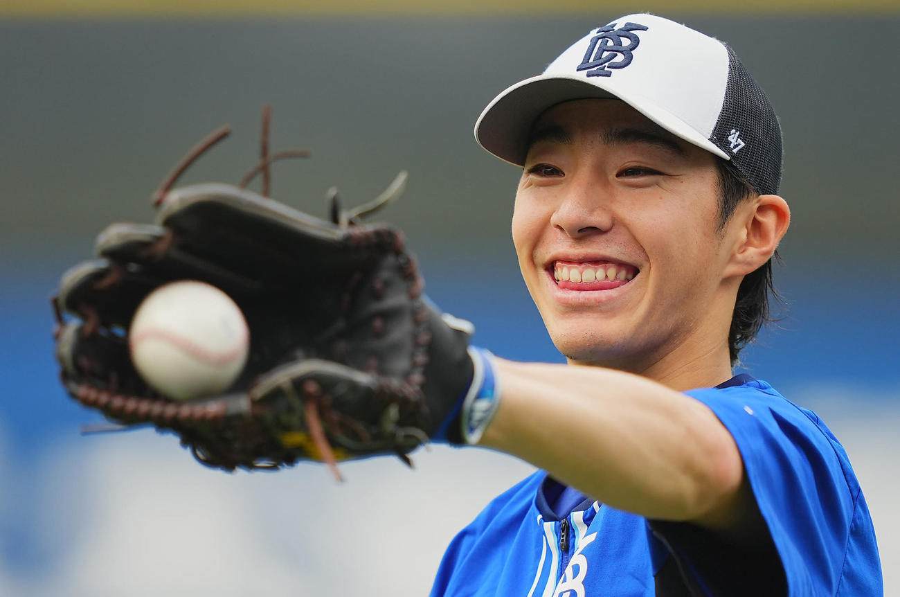 DeNA対巨人　試合前、リラックスした表情で練習に臨むDeNA度会
