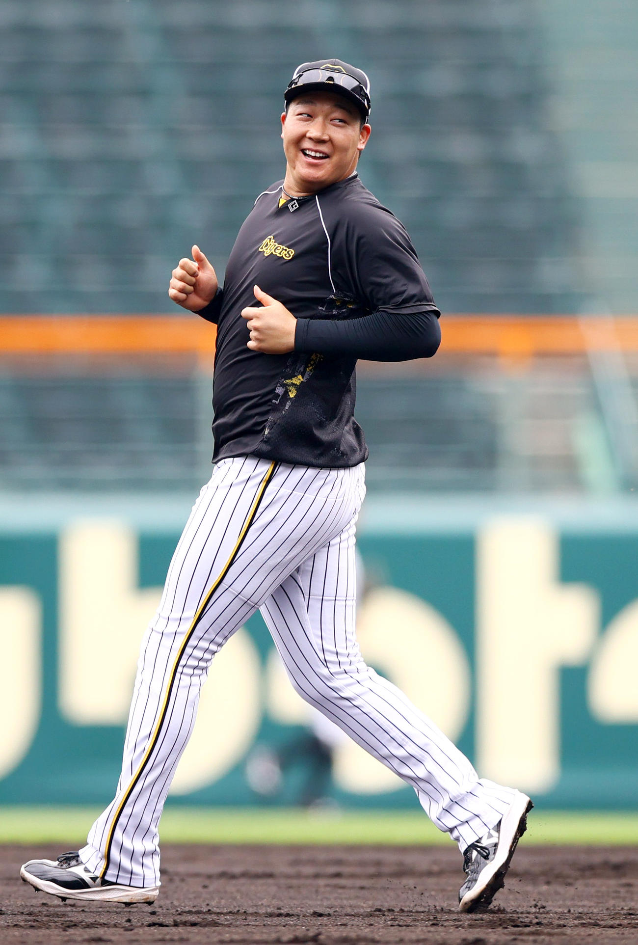 阪神対ヤクルト　試合前の練習でリラックスした表情の阪神大山（撮影・上山淳一）