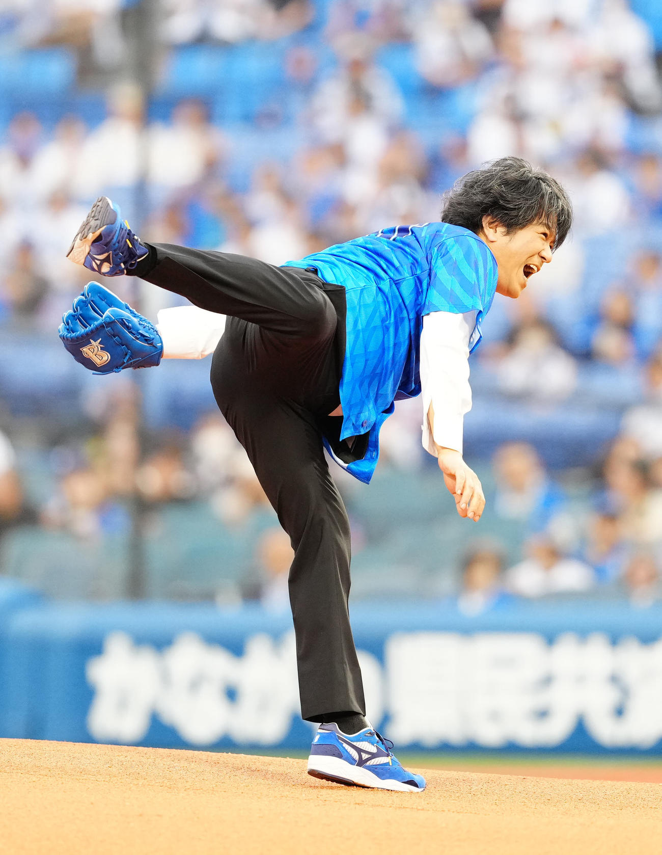 DeNA対巨人　試合前、セレモニアルピッチに臨む「FIELD OF VIEW」ボーカルの浅岡雄也（撮影・江口和貴）