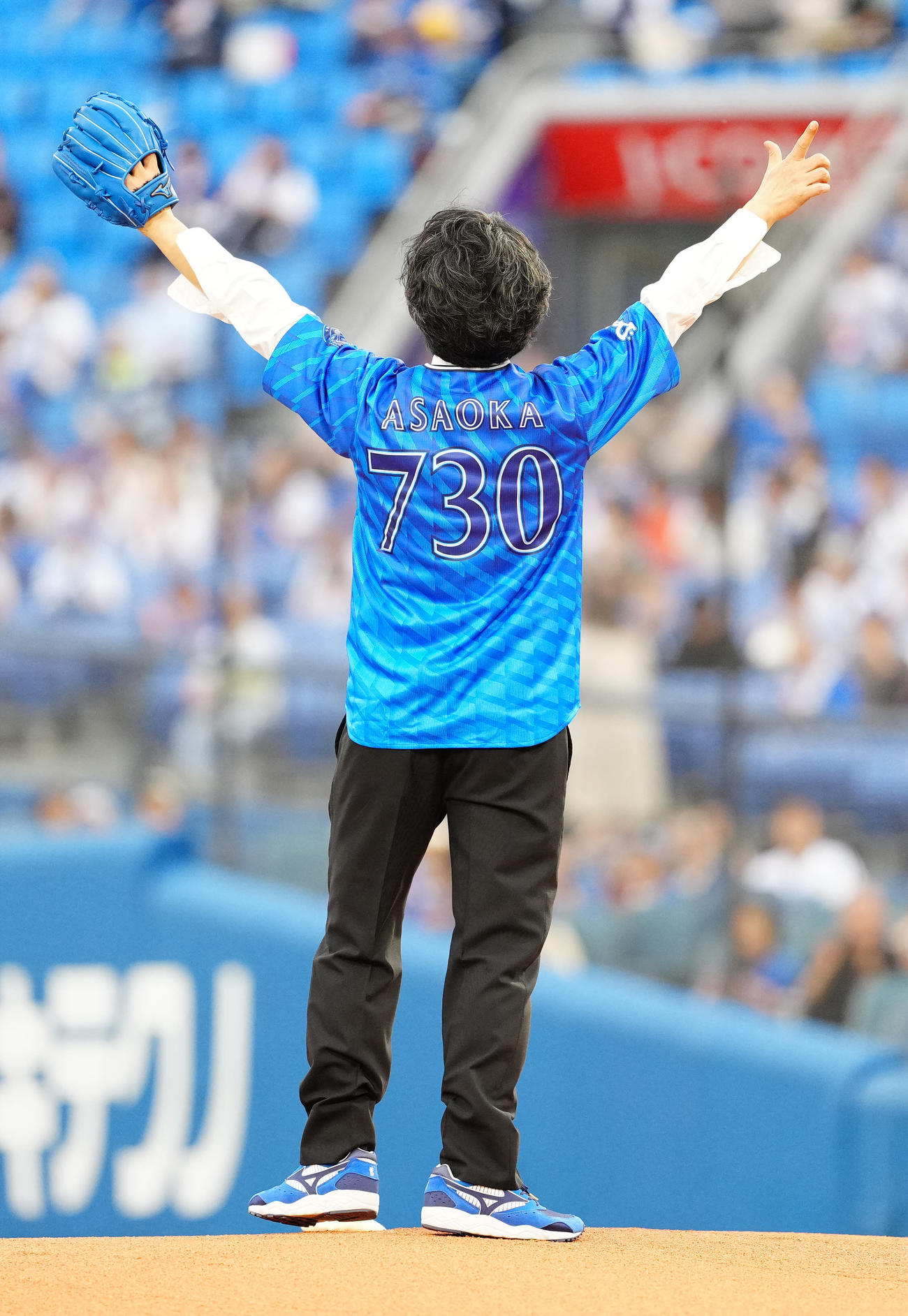 DeNA対巨人　試合前、セレモニアルピッチに臨む「FIELD OF VIEW」ボーカルの浅岡雄也（撮影・江口和貴）