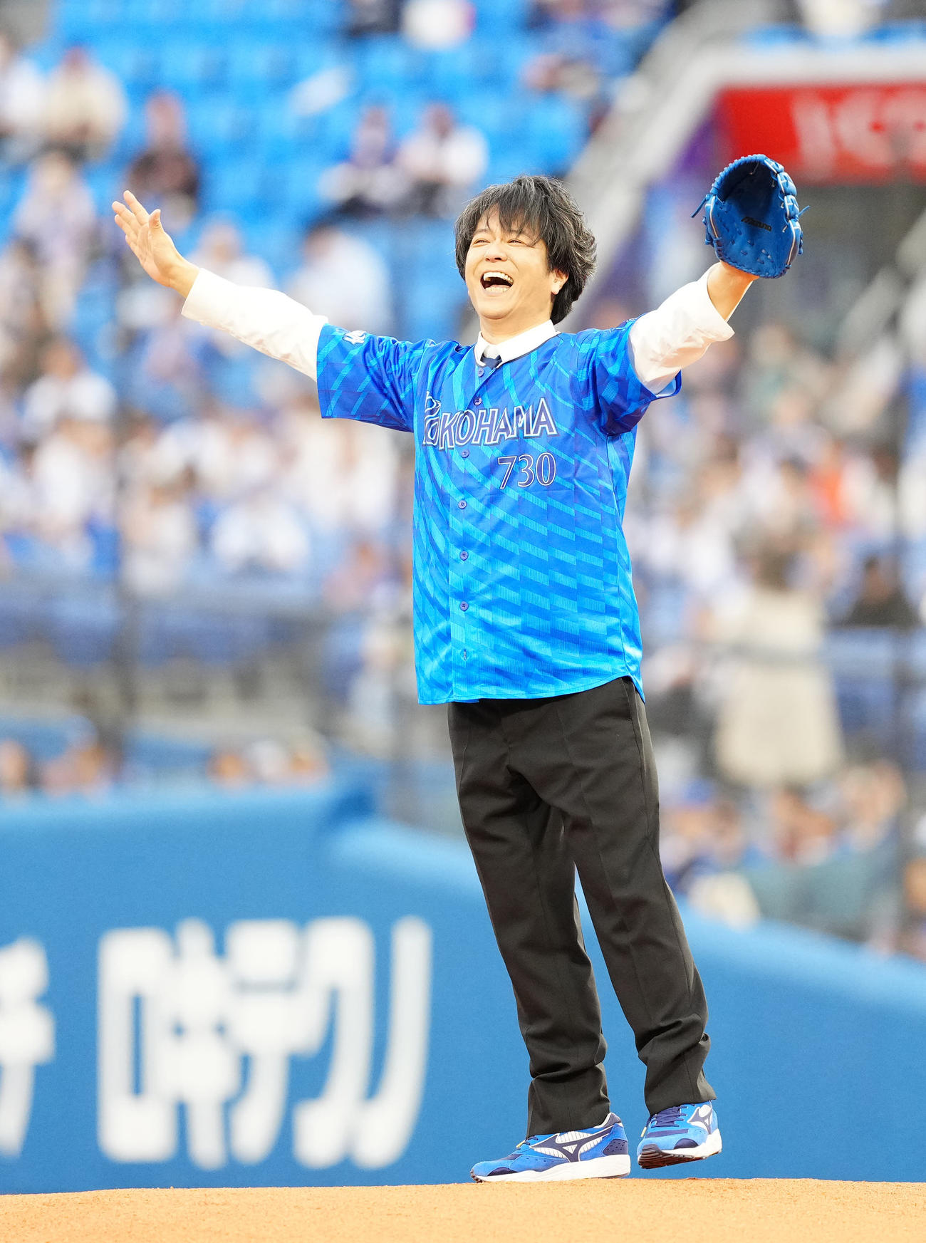 DeNA対巨人　試合前、セレモニアルピッチに臨んだ「FIELD OF VIEW」ボーカルの浅岡雄也（撮影・江口和貴）
