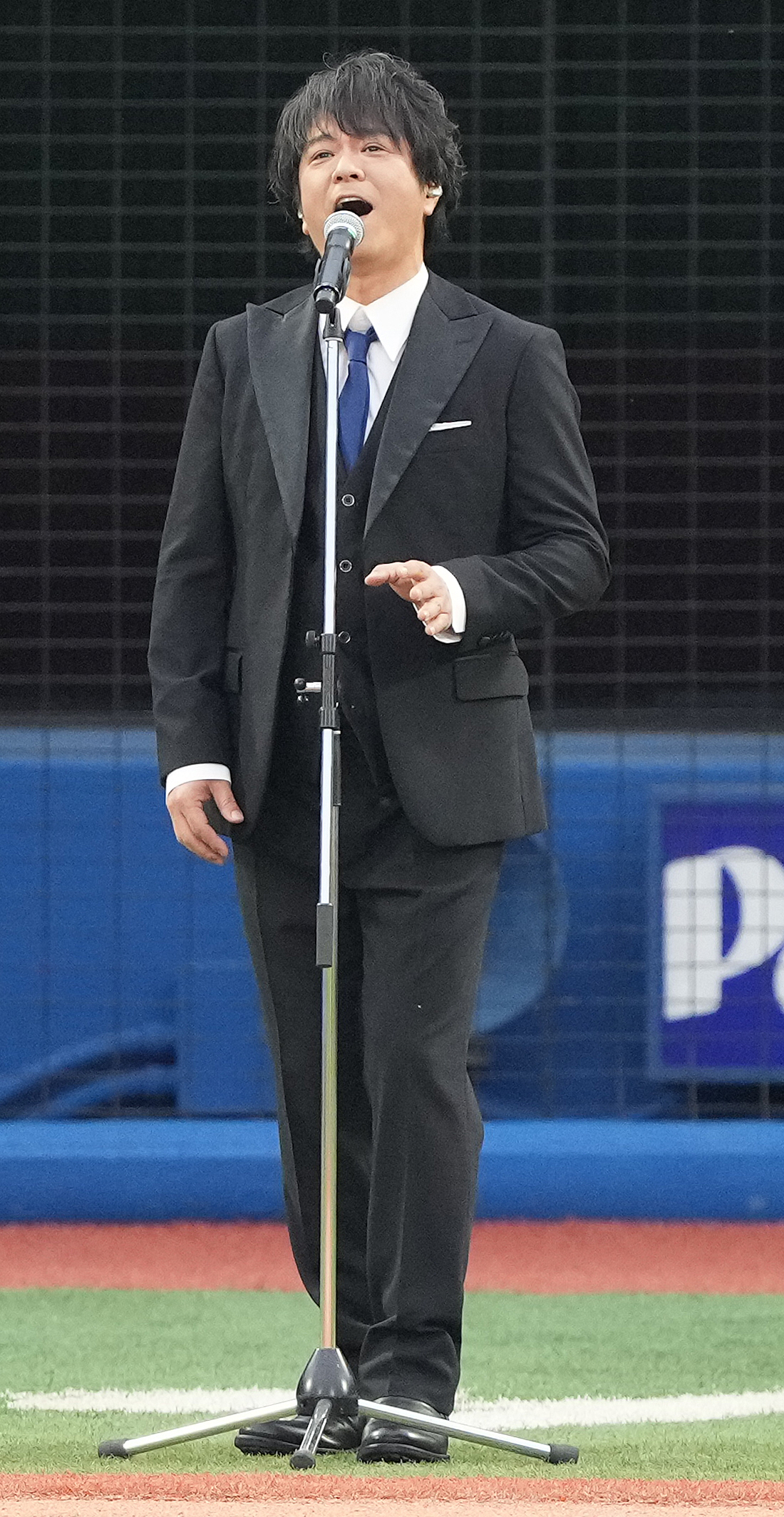DeNA対巨人　君が代を独唱する浅岡雄也（撮影・鈴木みどり）
