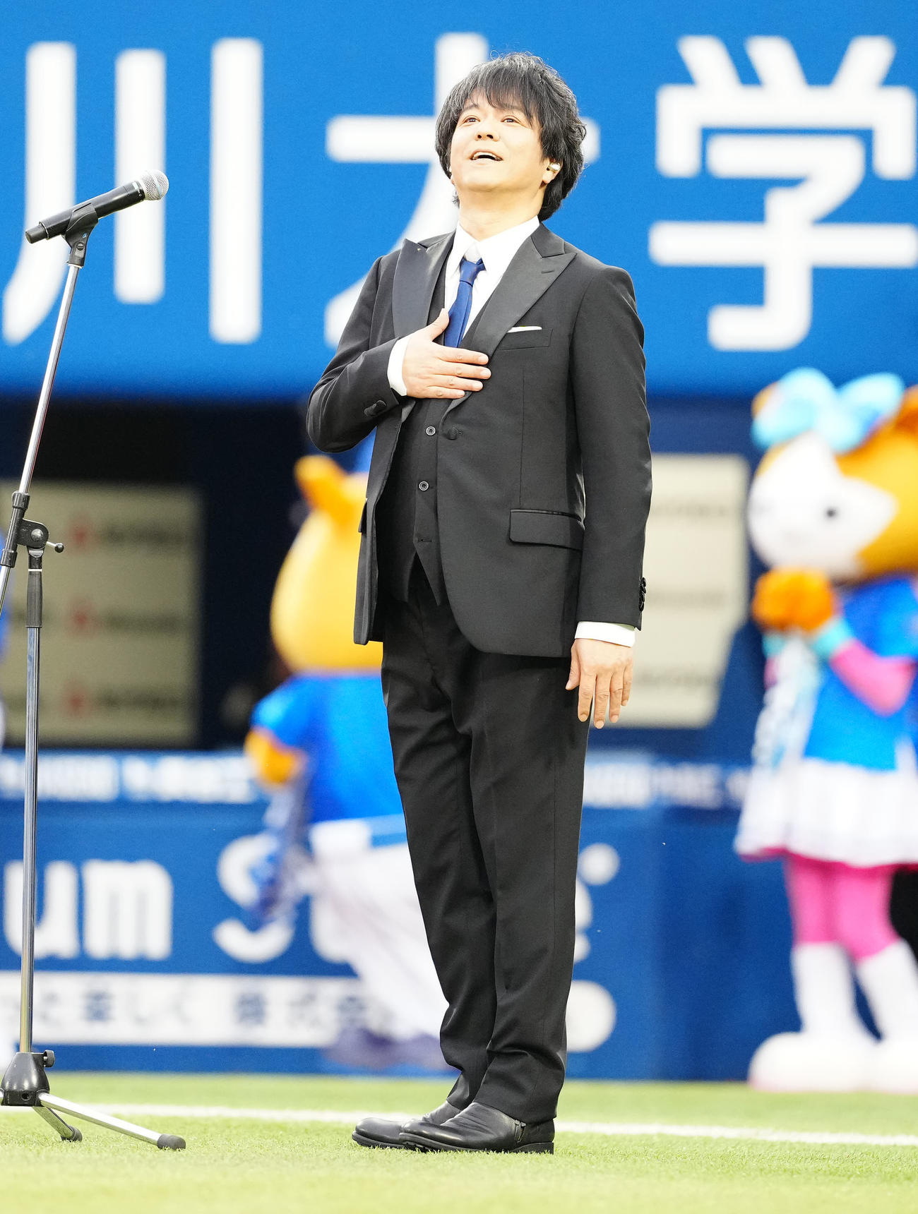 DeNA対巨人　試合前、君が代独唱した「FIELD OF VIEW」ボーカルの浅岡雄也（撮影・江口和貴）