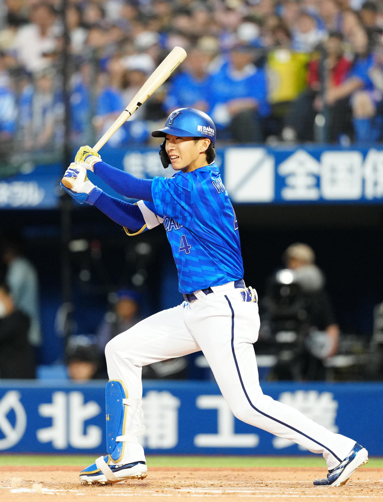 DeNA対巨人　2回裏DeNA2死、左前打を放つ度会（撮影・江口和貴）