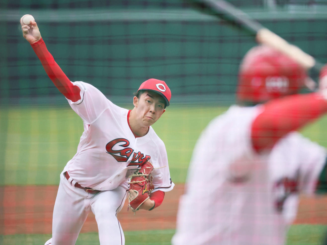 広島対中日戦終了後、シート打撃で投げる広島ドラフト1位の常広（撮影・加藤孝規）