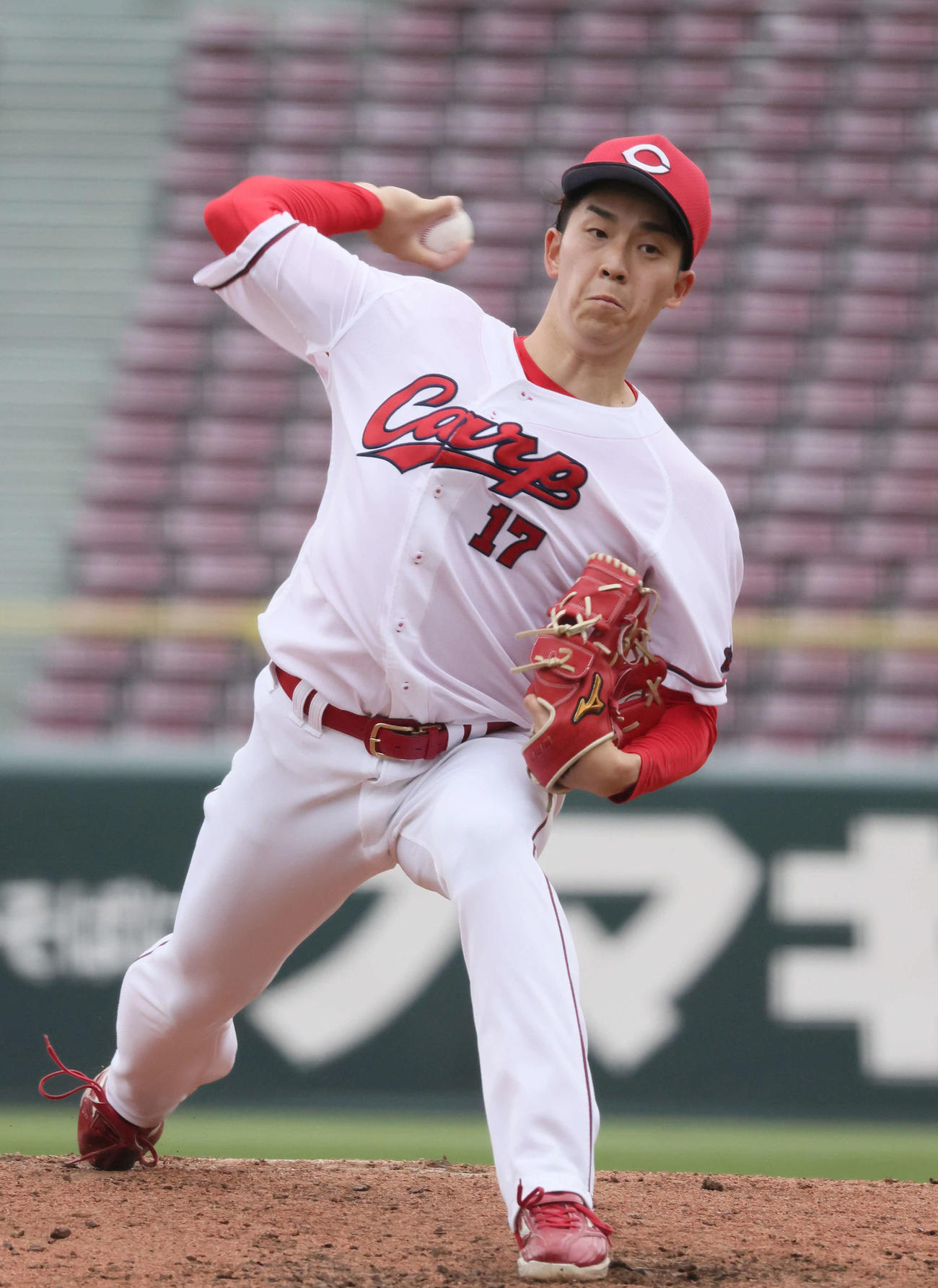 広島対中日戦終了後、シート打撃で投げる広島ドラフト1位の常広（撮影・加藤孝規）
