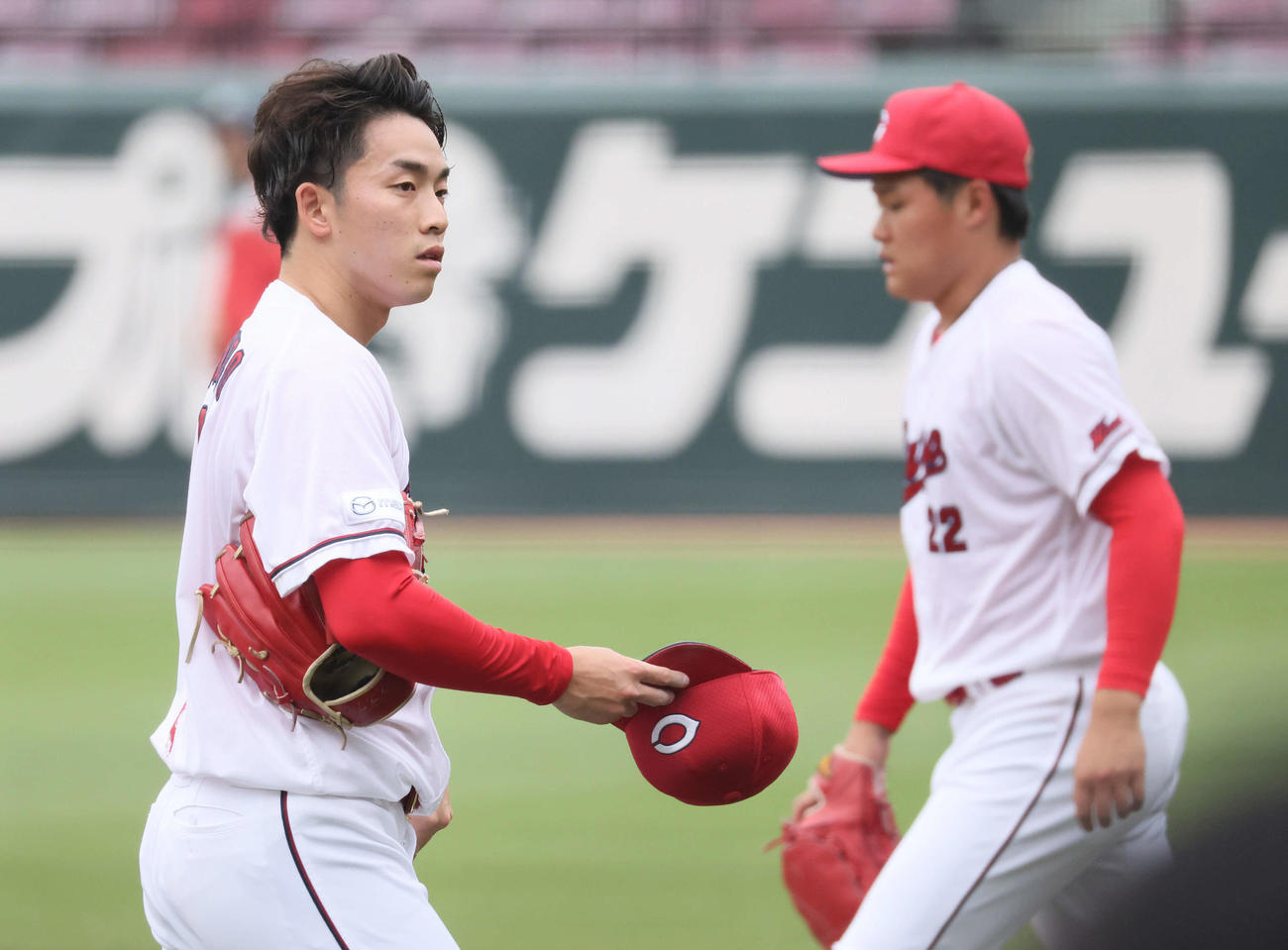 広島対中日戦終了後、シート打撃で投げたドラフト1位の常広（左）と投げるドラフト2位の高（撮影・加藤孝規）