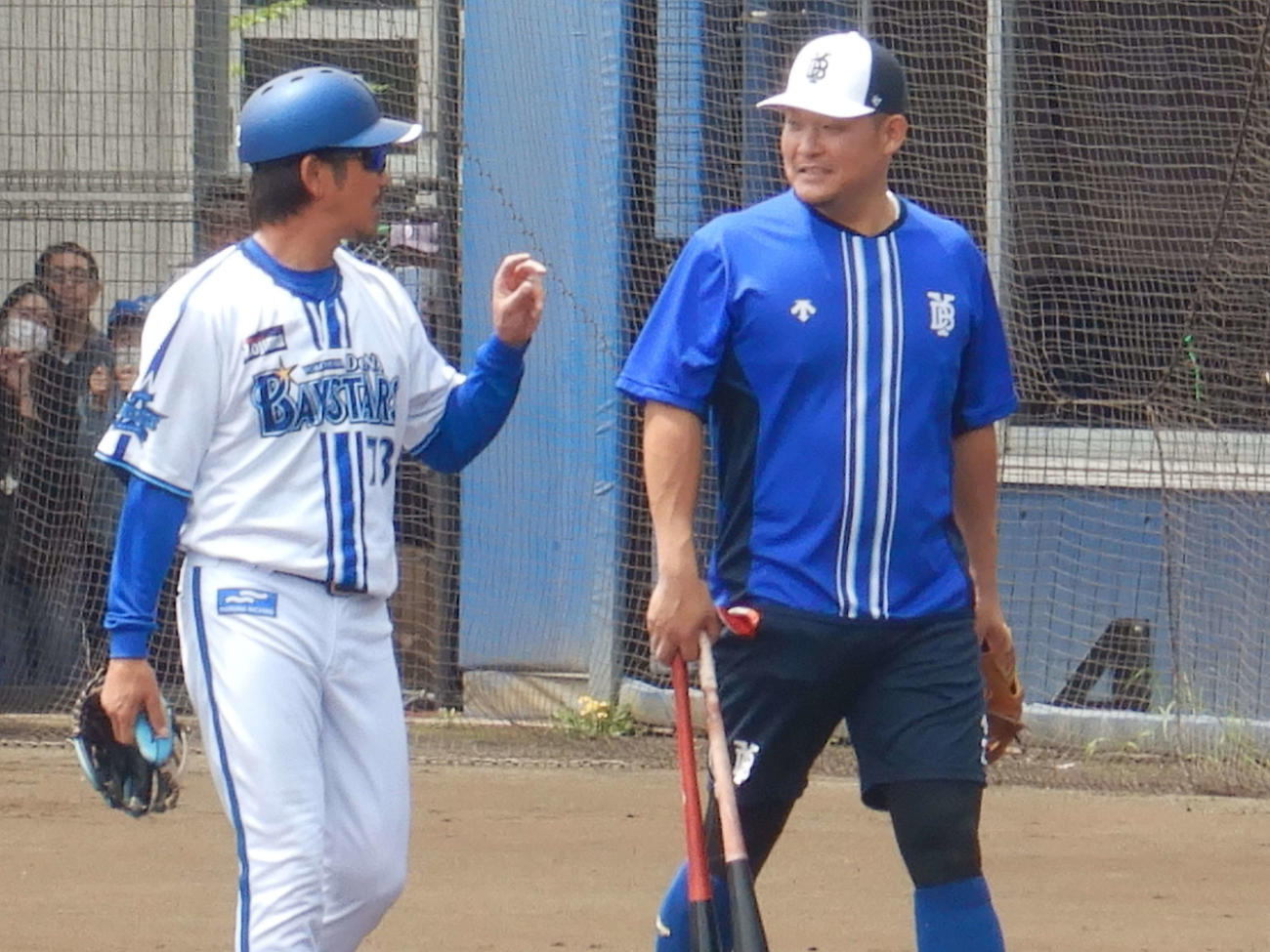 22日、練習の合間に藤田コーチ（左）と話す筒香