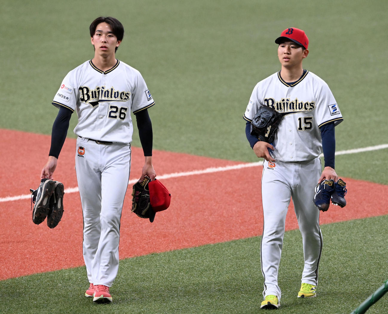オリックス対西武　練習を終え引き揚げる斎藤響介（左）と椋木蓮（2024年4月25日撮影）