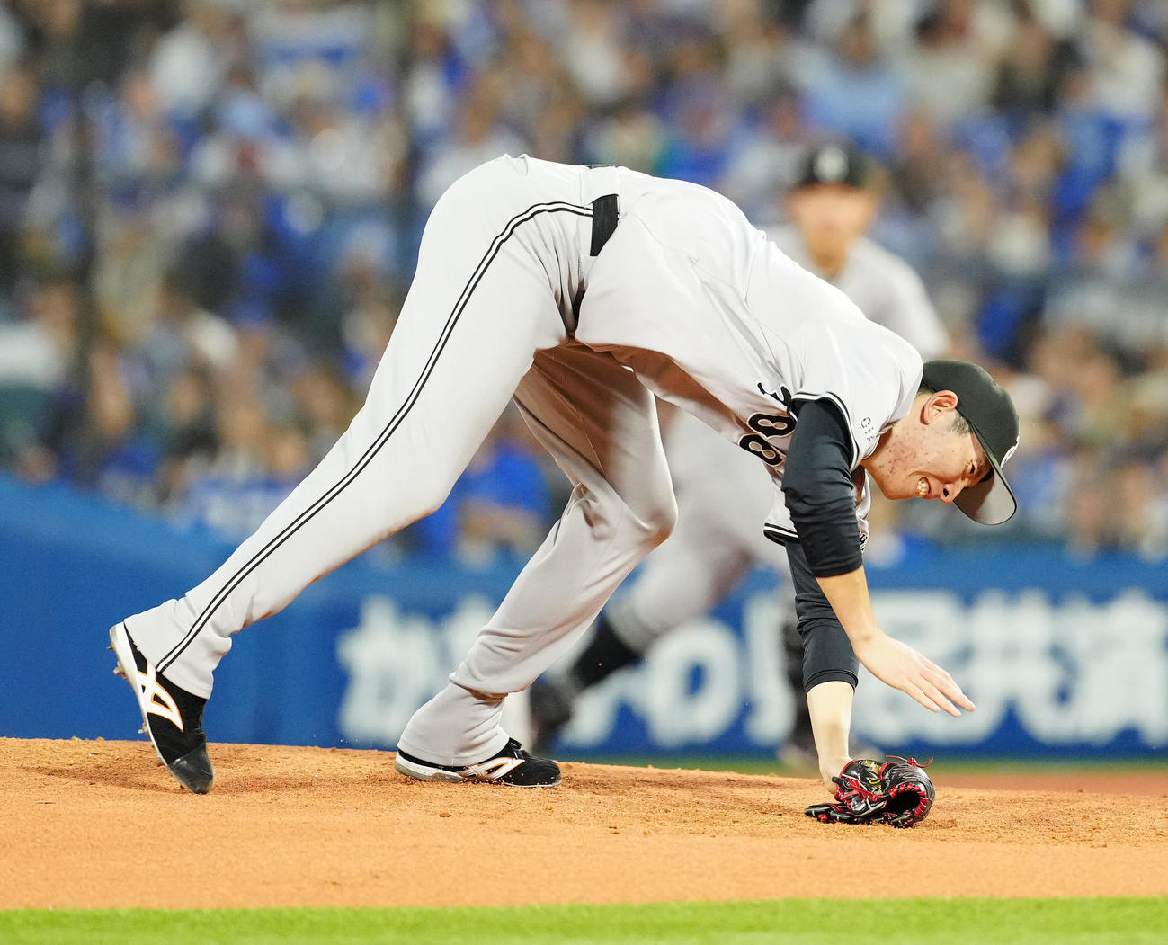 DeNA対巨人　4回裏DeNA無死、三ゴロとなった宮崎の打球が足に当たり大勢を崩す戸郷（撮影・江口和貴）