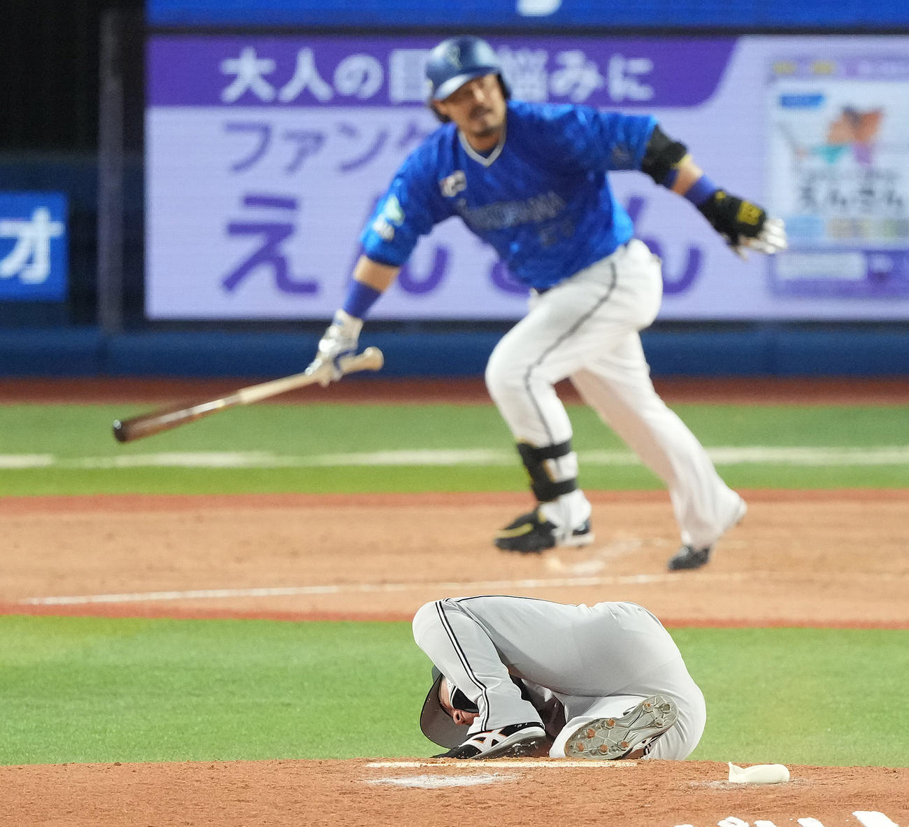 DeNA対巨人　4回裏DeNA無死、宮崎の打球が当たり、倒れ込む戸郷（撮影・鈴木みどり）
