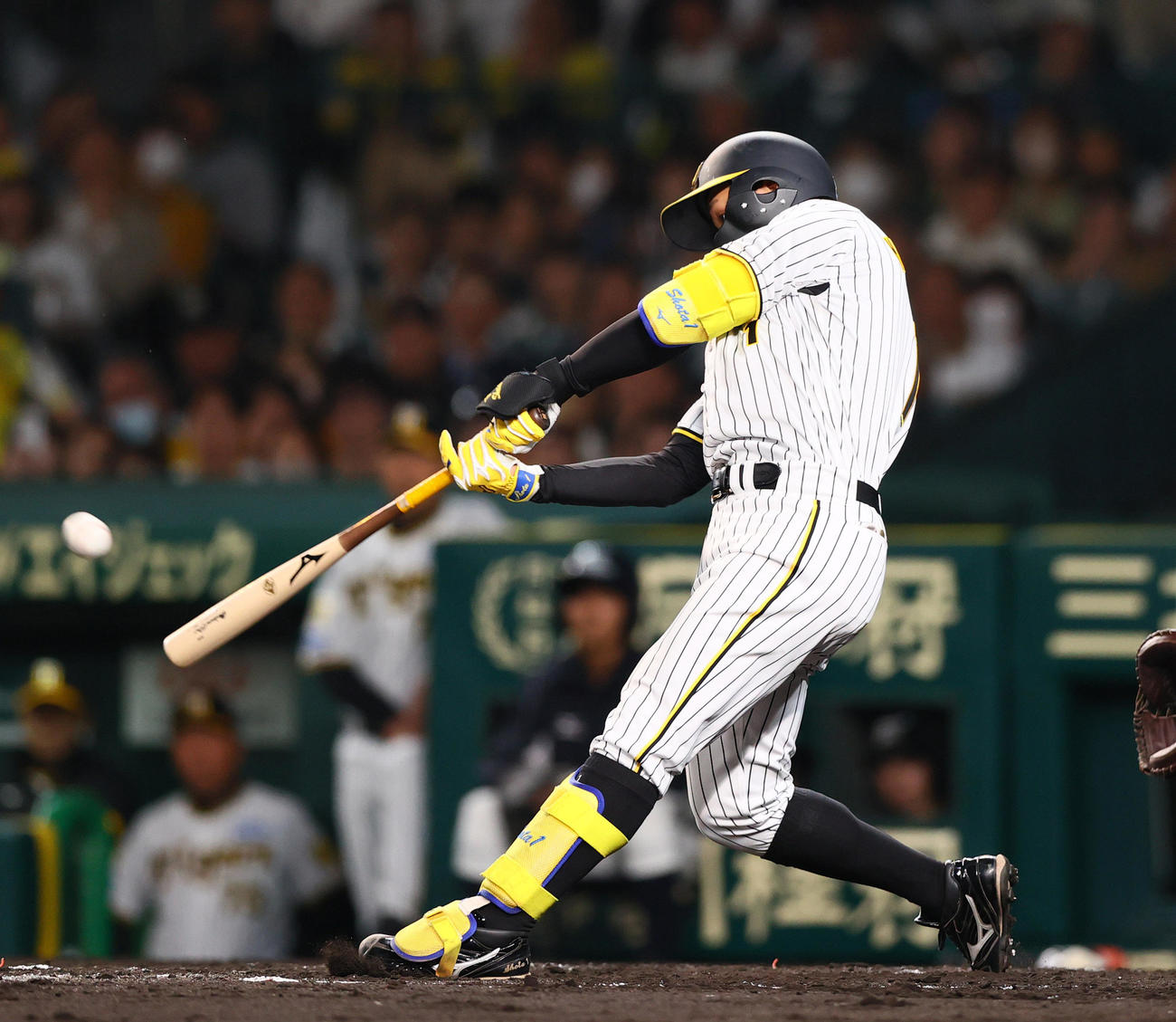 阪神対ヤクルト　4回裏阪神2死、森下は左越えソロ本塁打を放つ（撮影・上山淳一）