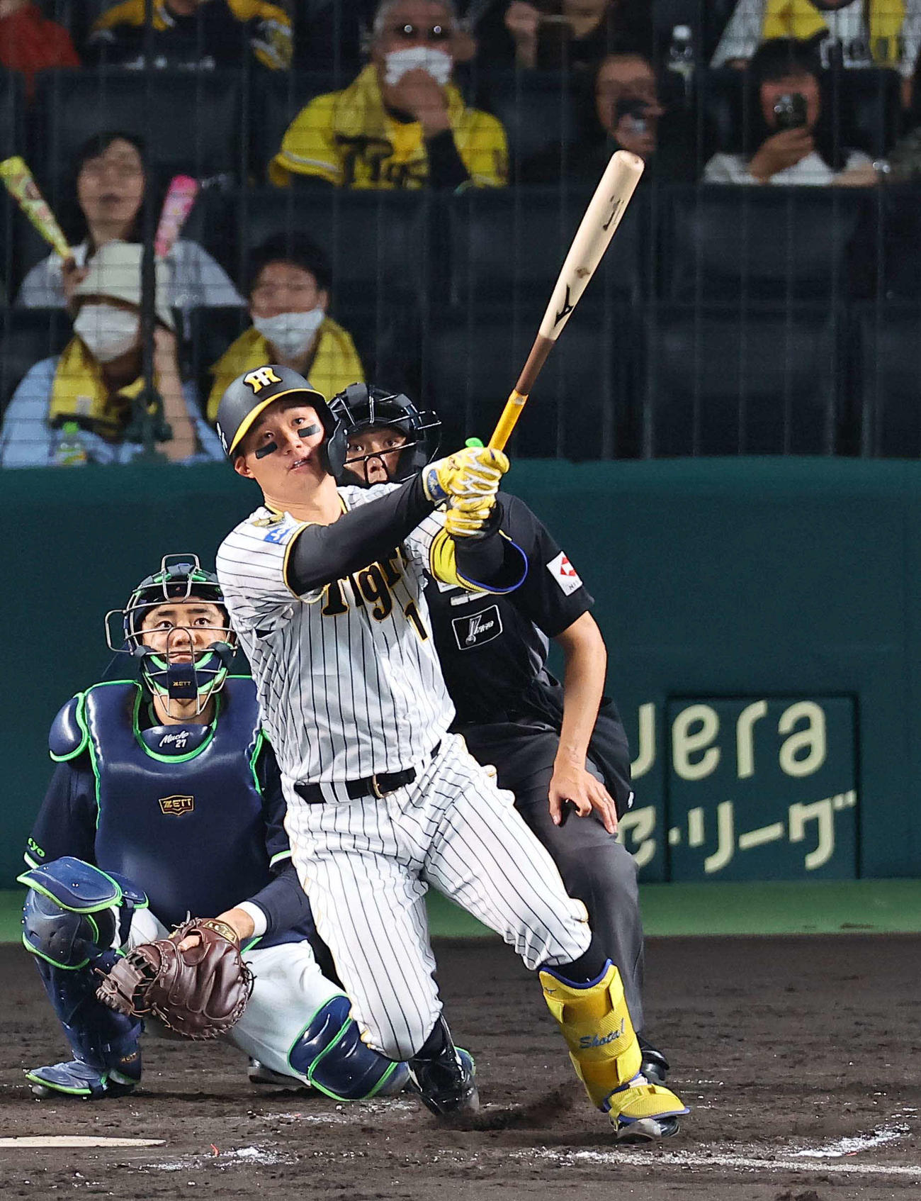 阪神対ヤクルト　4回裏阪神2死、森下は左中間へソロ本塁打を放つ（撮影・上田博志）