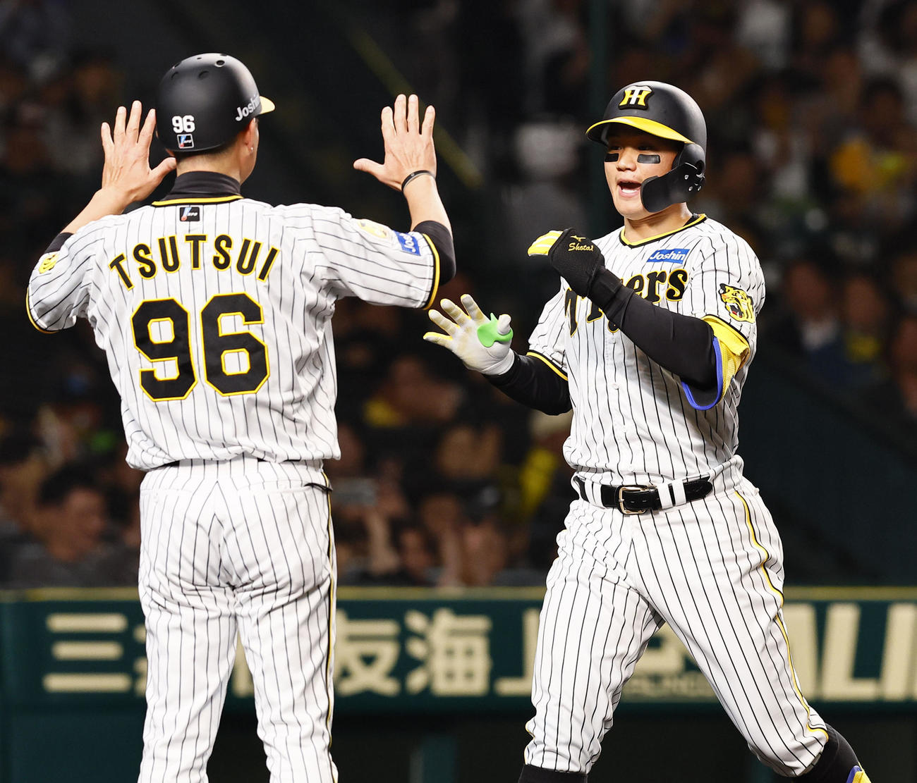 阪神対ヤクルト　4回裏阪神2死、森下は左中間に本塁打を放ち生還する（撮影・藤尾明華）