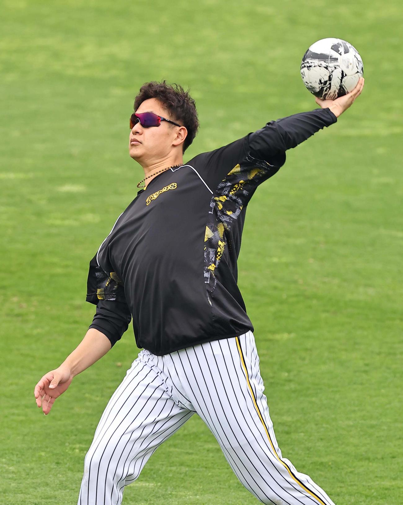 阪神対ヤクルト　サッカーボールを投げる大竹（撮影・上田博志）