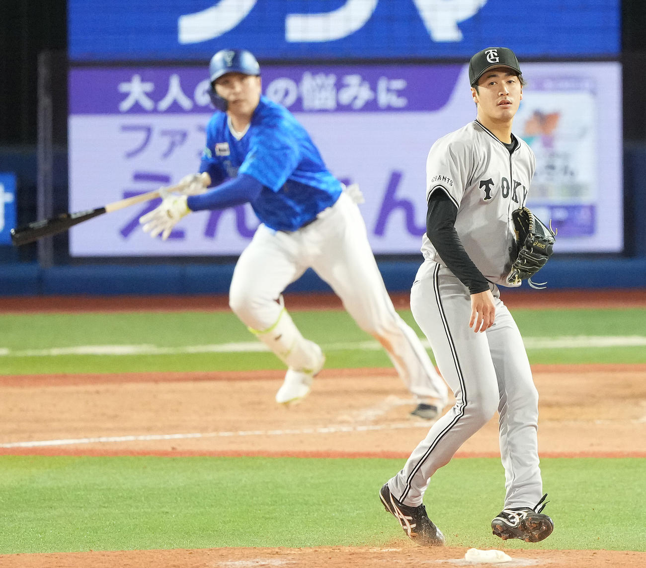DeNA対巨人　8回裏DeNA1死二塁、佐野に中適時二塁打を浴びる西舘（撮影・鈴木みどり）