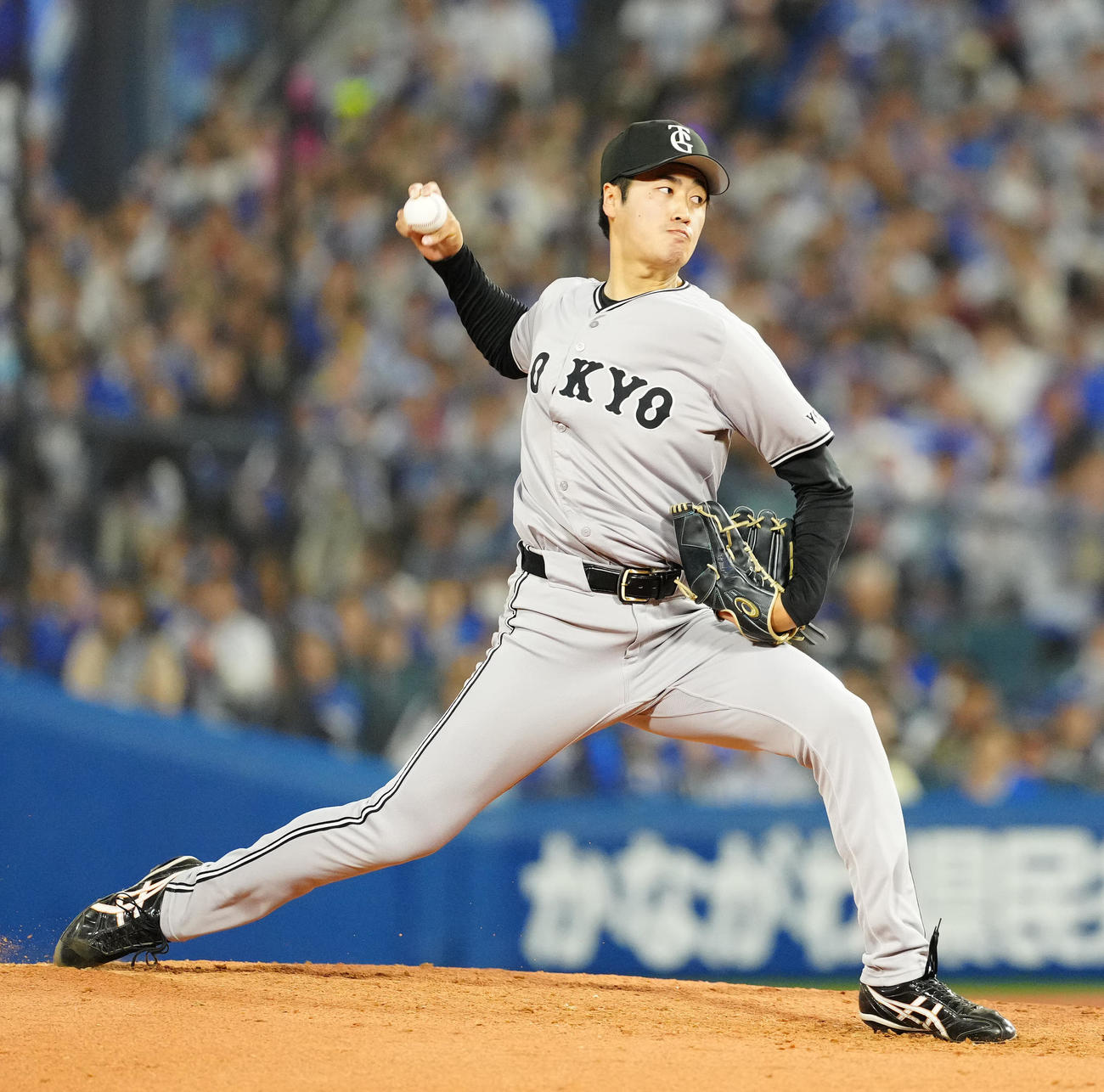 DeNA対巨人　巨人2番手の西舘（撮影・江口和貴）