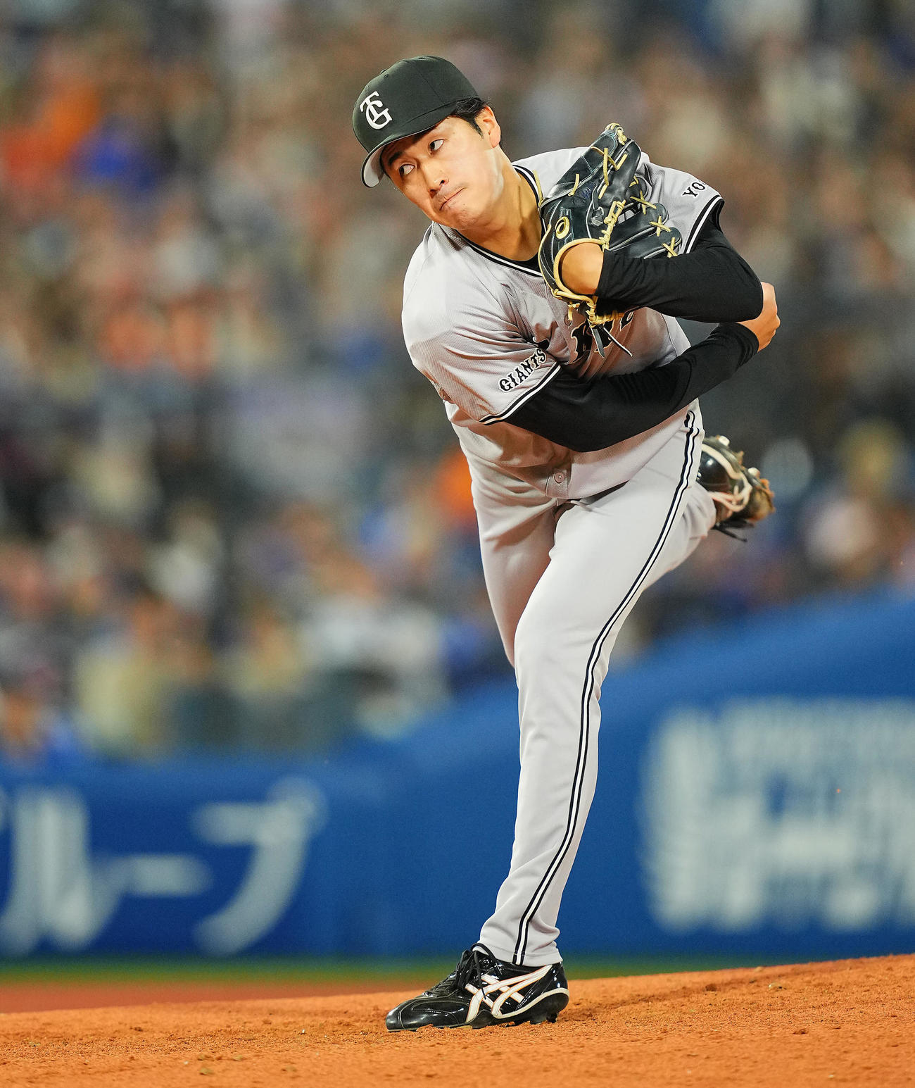 DeNA対巨人　8回裏、巨人2番手で登板し力投する西舘（撮影・垰建太）