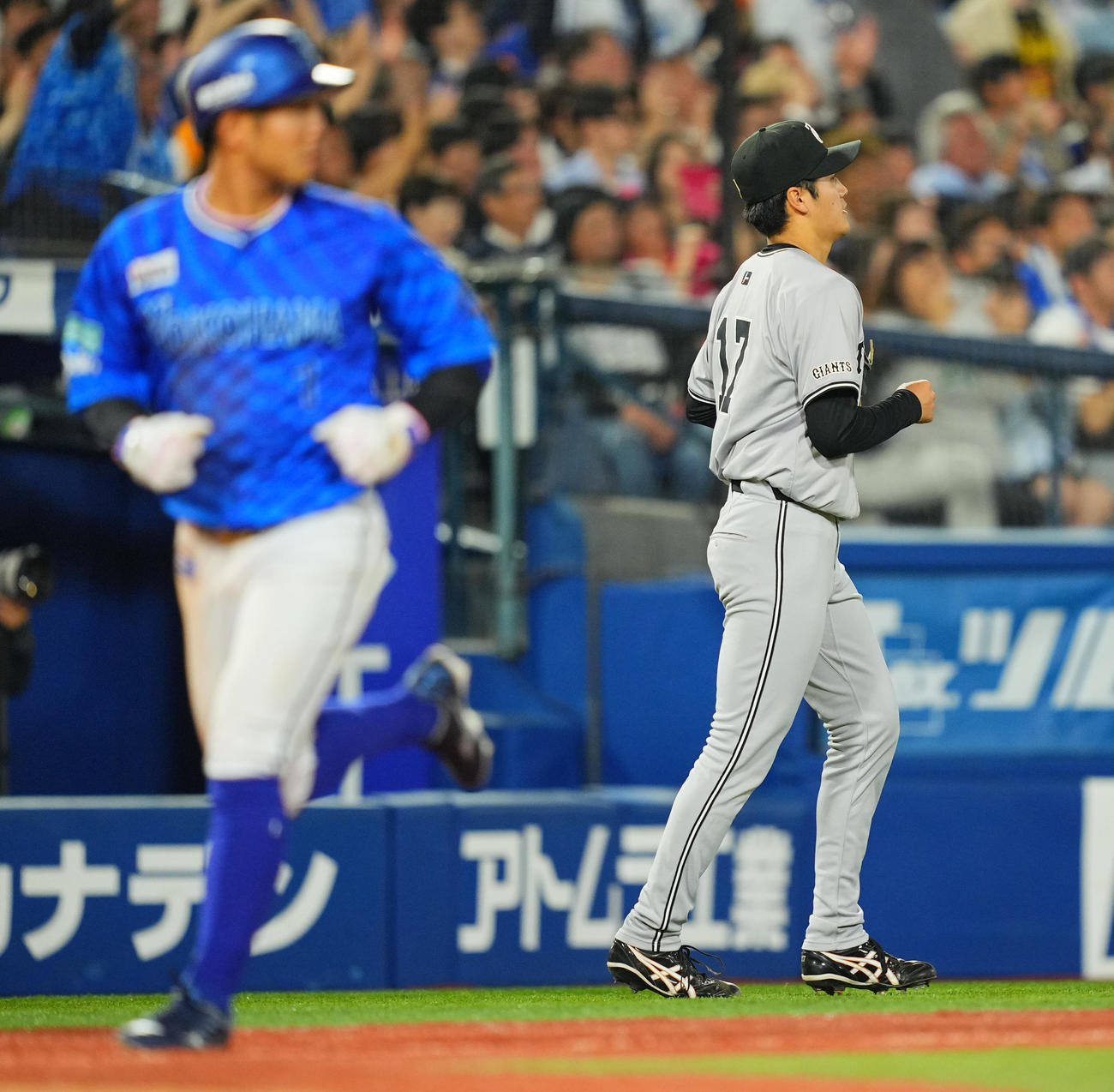 DeNA対巨人　8回裏DeNA1死二塁、佐野に適時打を許す西舘（撮影・垰建太）