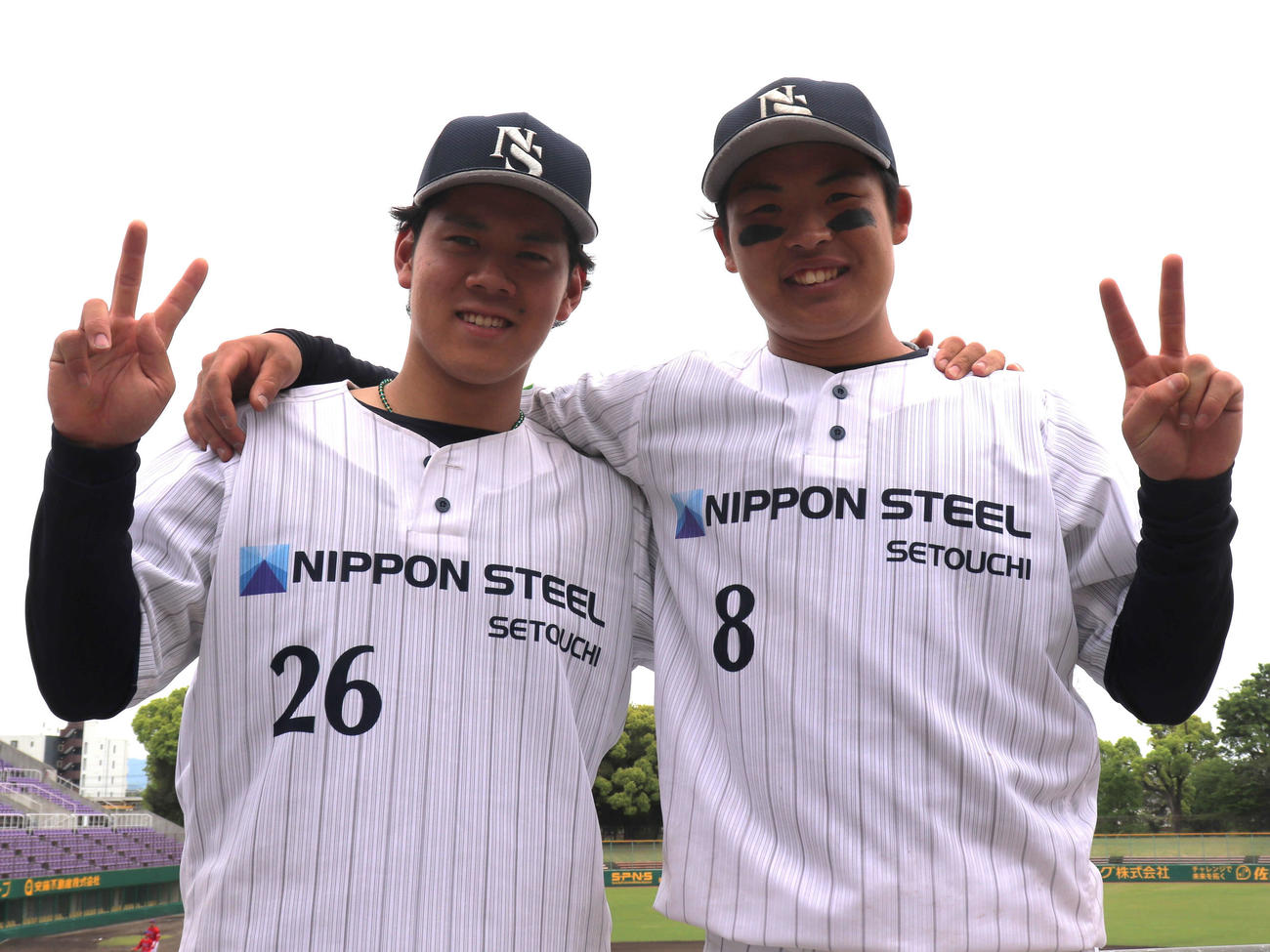 ピースサインをする日本製鉄瀬戸内の3番内倉一冴（かずさ）内野手（左）と7番中井颯良（そら）外野手