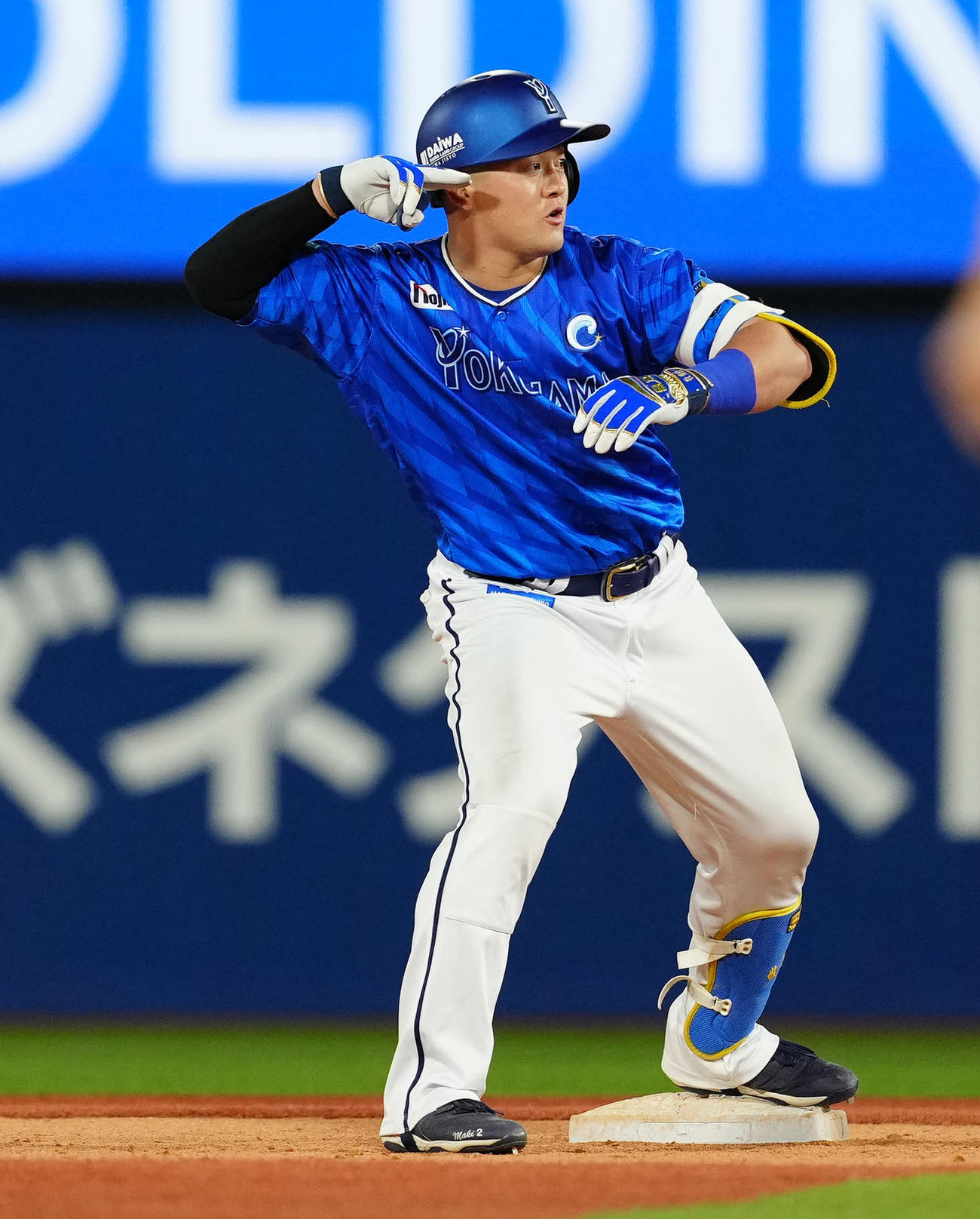 DeNA対巨人　8回裏DeNA1死二塁、適時二塁打を放った牧（撮影・江口和貴）