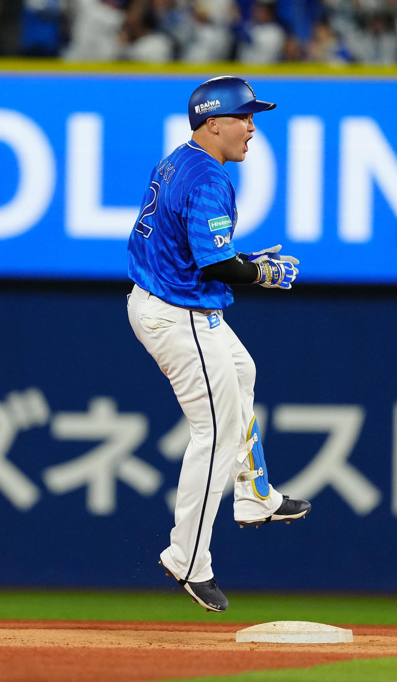 DeNA対巨人　8回裏DeNA1死二塁、適時二塁打を放った牧（撮影・江口和貴）