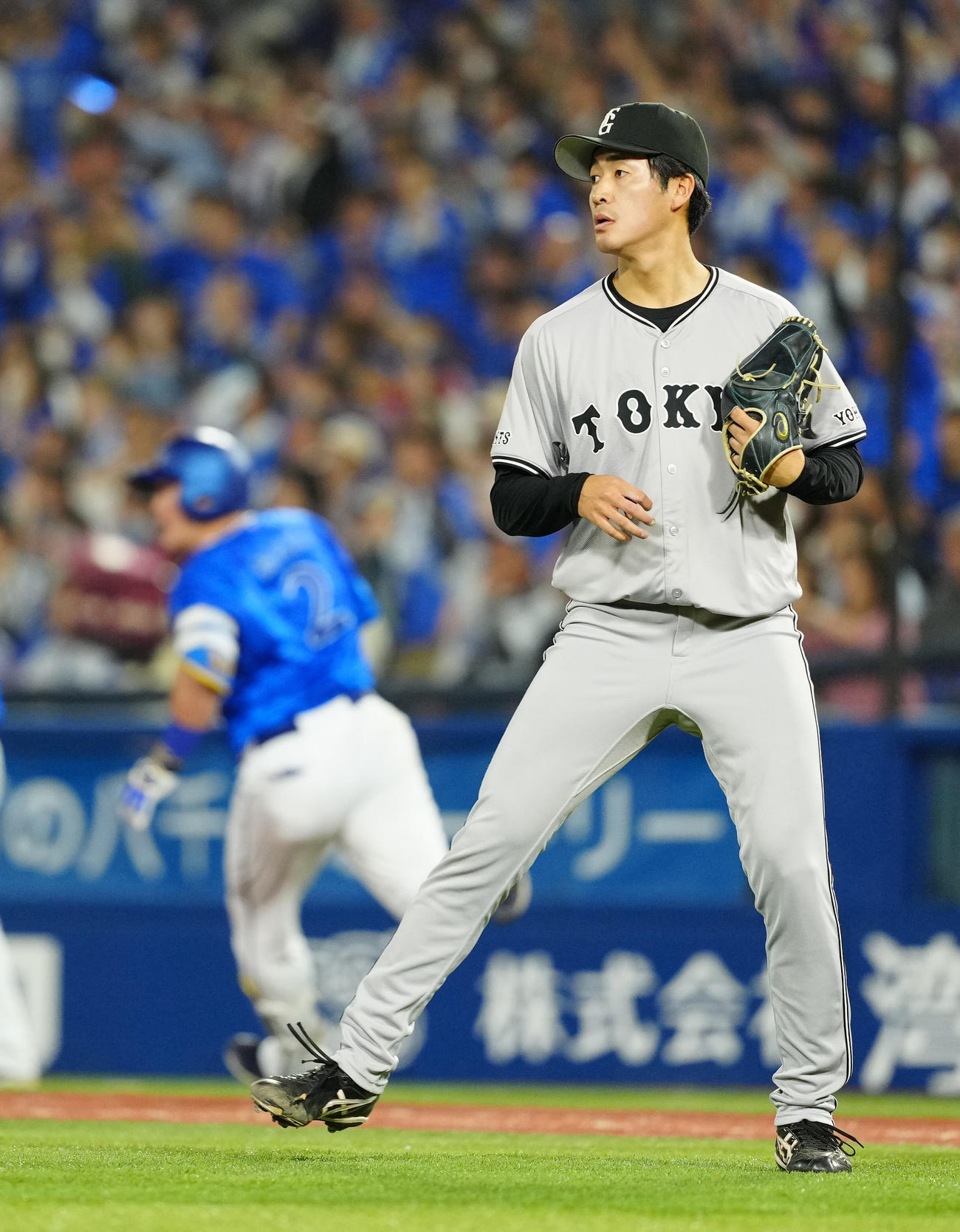 DeNA対巨人　8回裏DeNA1死二塁、牧（後方）に適時二塁打を浴びる西舘（撮影・江口和貴）