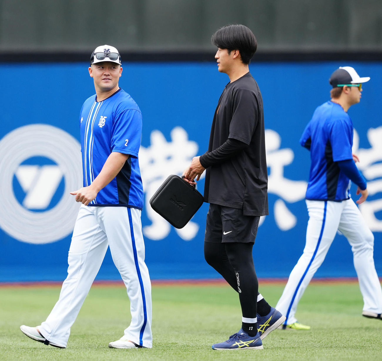 DeNA対巨人　試合前、言葉を交わすDeNA牧（左）と巨人西舘（撮影・江口和貴）