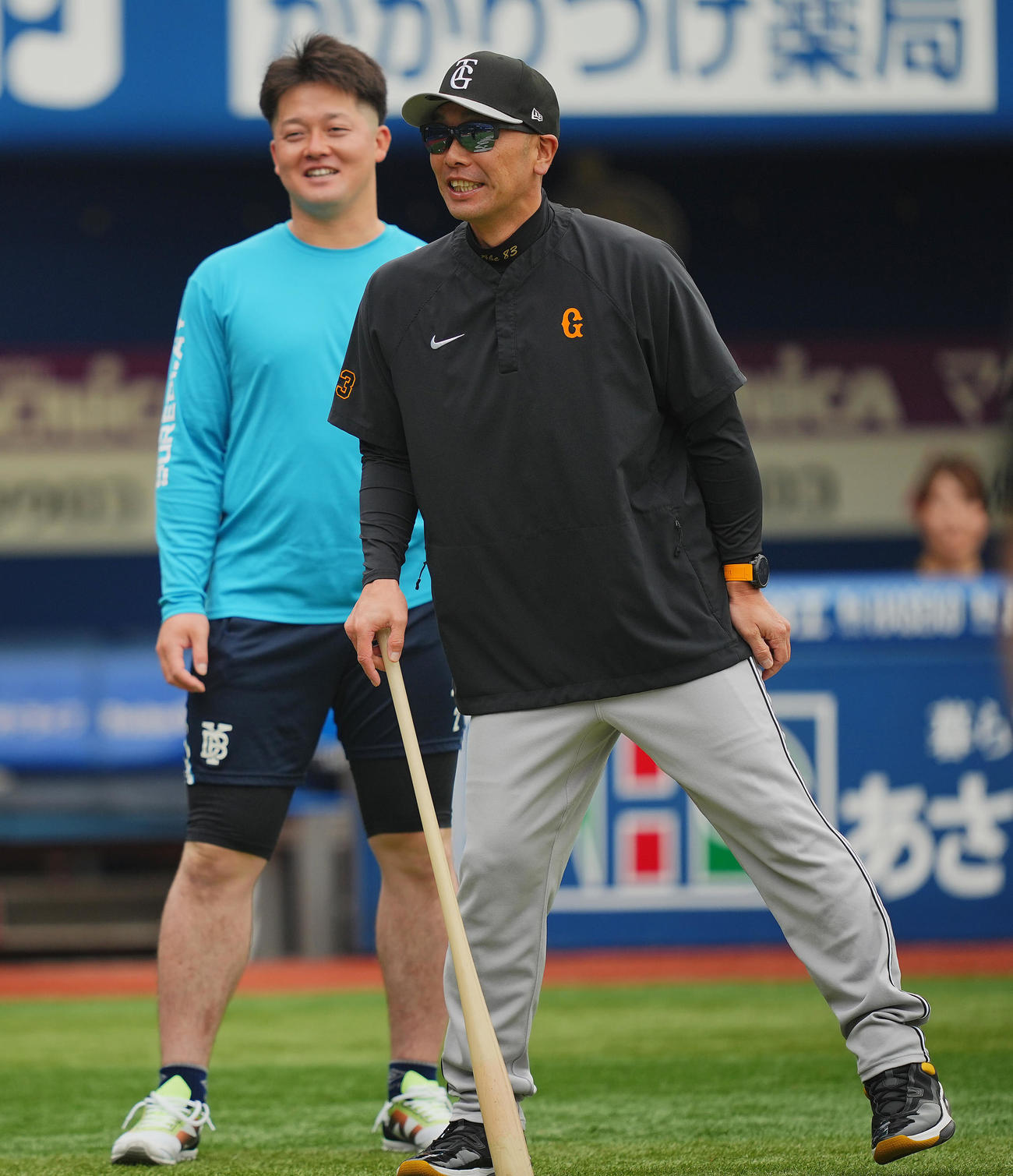 DeNA対巨人　試合前、巨人阿部監督（右）はDeNA牧と談笑する（撮影・垰建太）