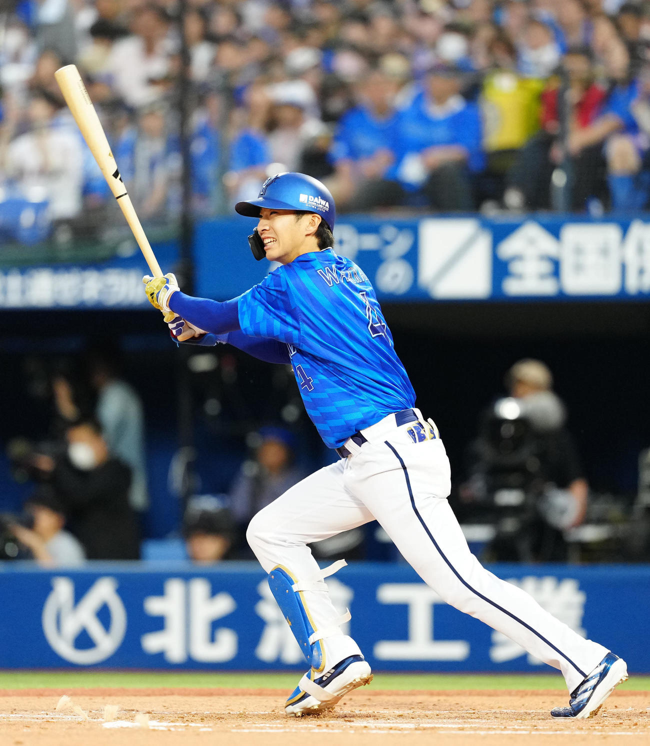 左前打を放つ度会