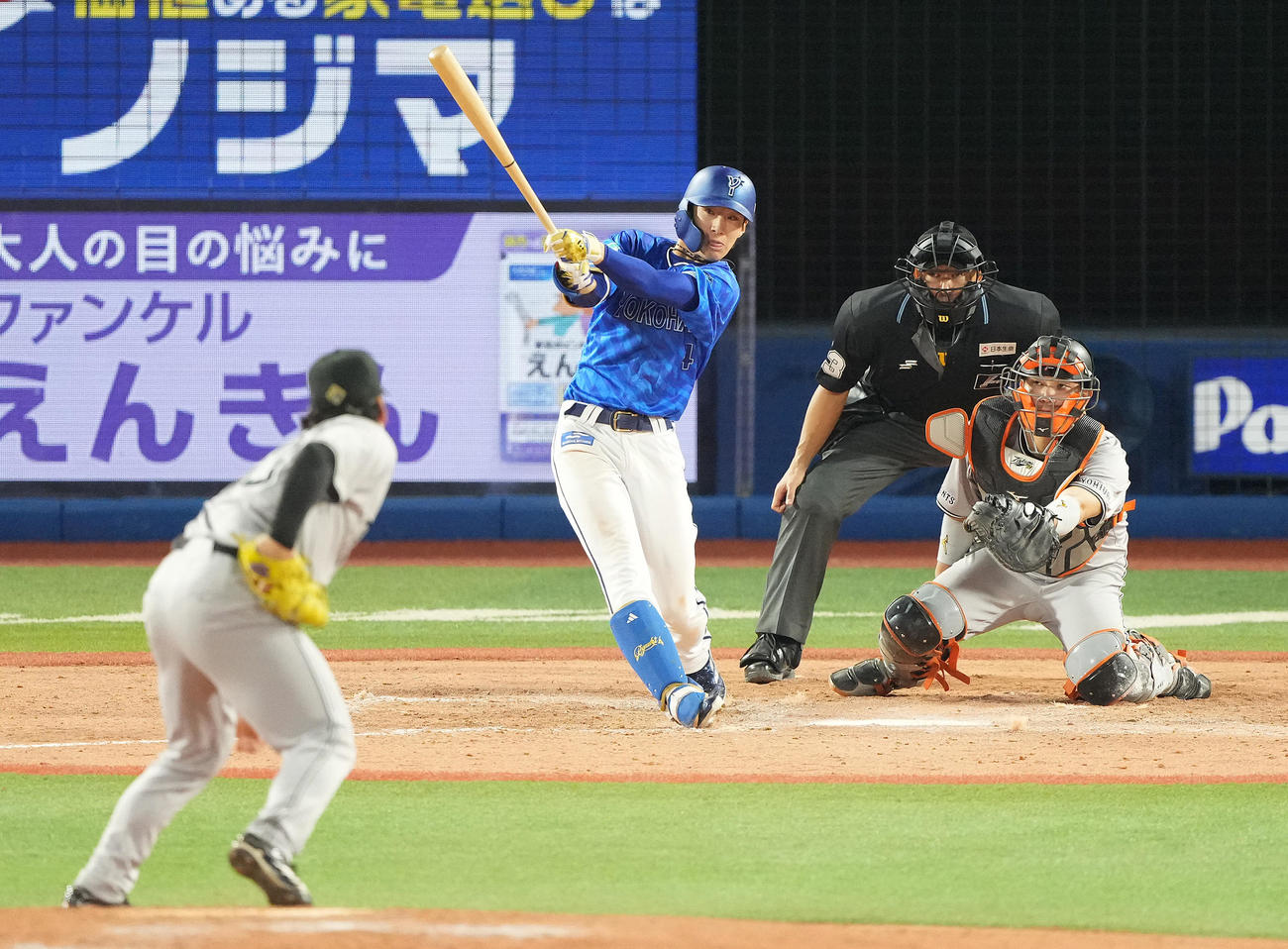 DeNA対巨人　8回裏DeNA2死満塁、右越え満塁本塁打を放つ度会。投手高梨（撮影・鈴木みどり）
