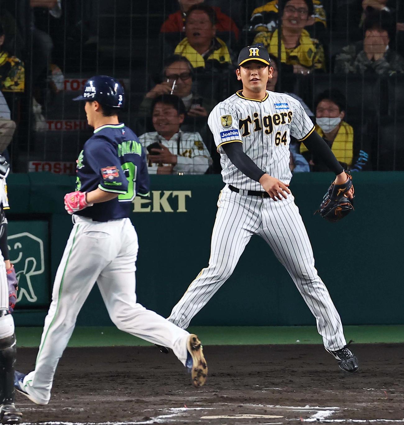 阪神対ヤクルト　6回表ヤクルト2死一、二塁、岡留（右）は大山のエラーで西川の生還を許す（撮影・上田博志）