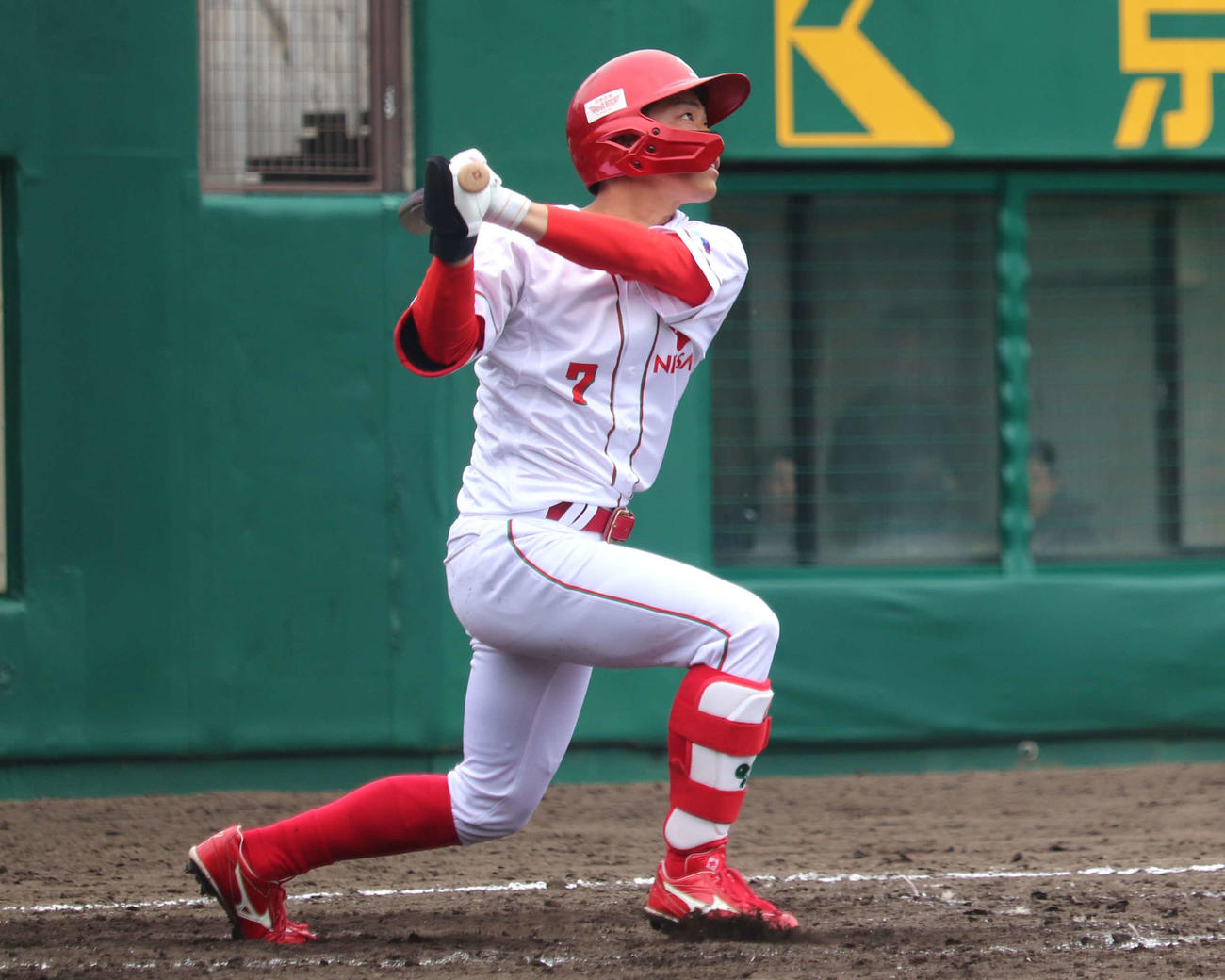 先制2ランを放った龍谷大平安OBで18年夏に100回大会メンバーでもあった松本渉外野手（23＝東洋大）。これまでのキャリアで同球場では初アーチだった。