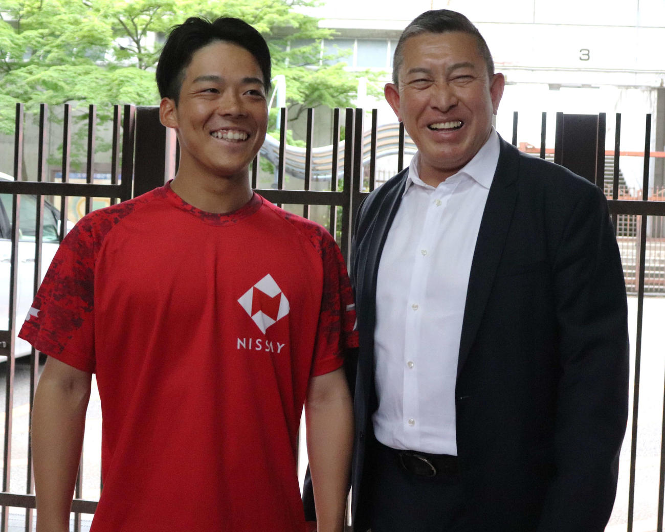 試合後に顔を合わせた、龍谷大平安OBで18年夏に100回大会メンバーでこの日西京極で先制本塁打を放った、松本渉外野手（23＝東洋大）と龍谷大平安の原田英彦監督（63）