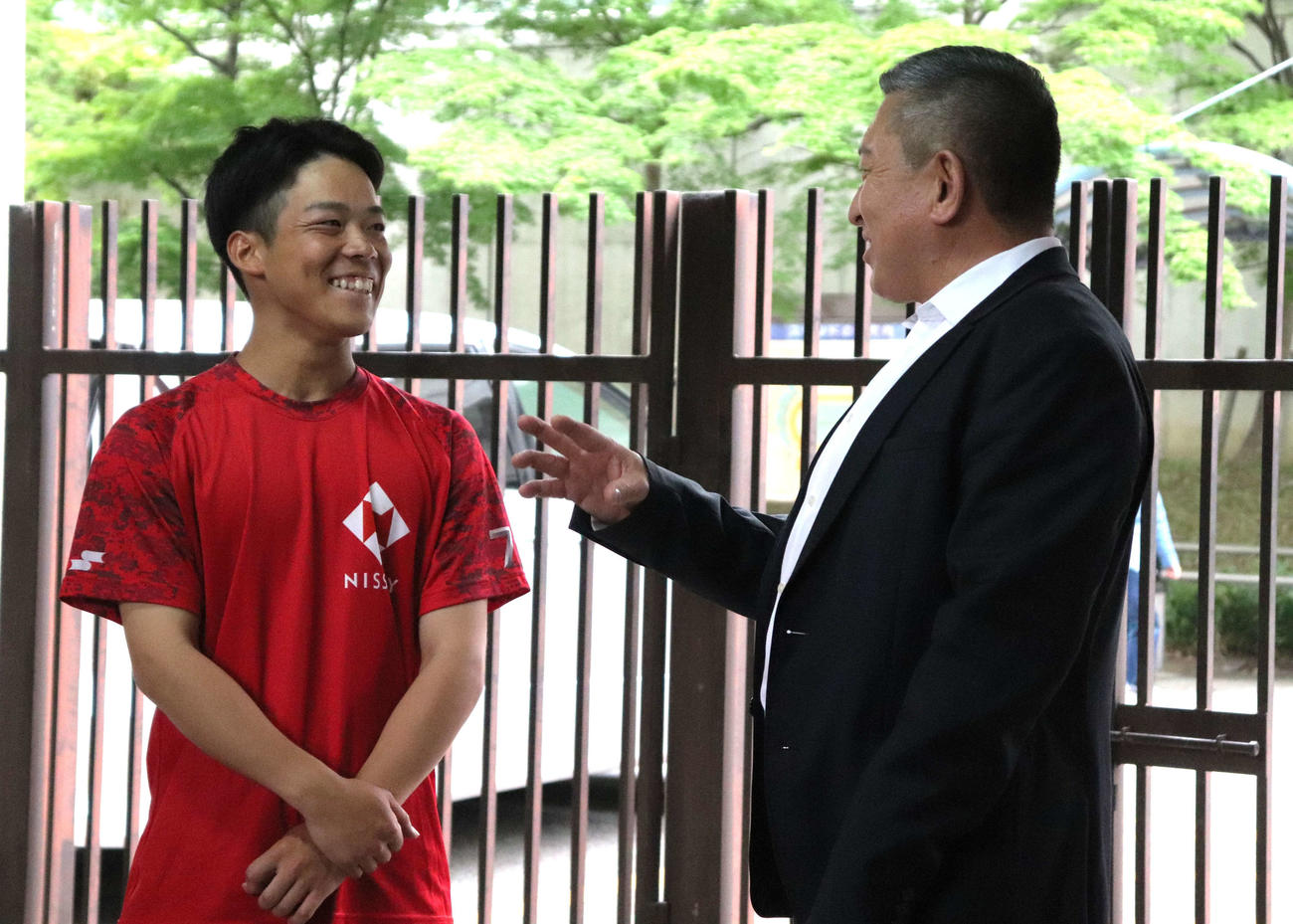 試合後に顔を合わせた、龍谷大平安OBで18年夏に100回大会メンバーでこの日西京極で先制本塁打を放った、松本渉外野手（23＝東洋大）と龍谷大平安の原田英彦監督（63）