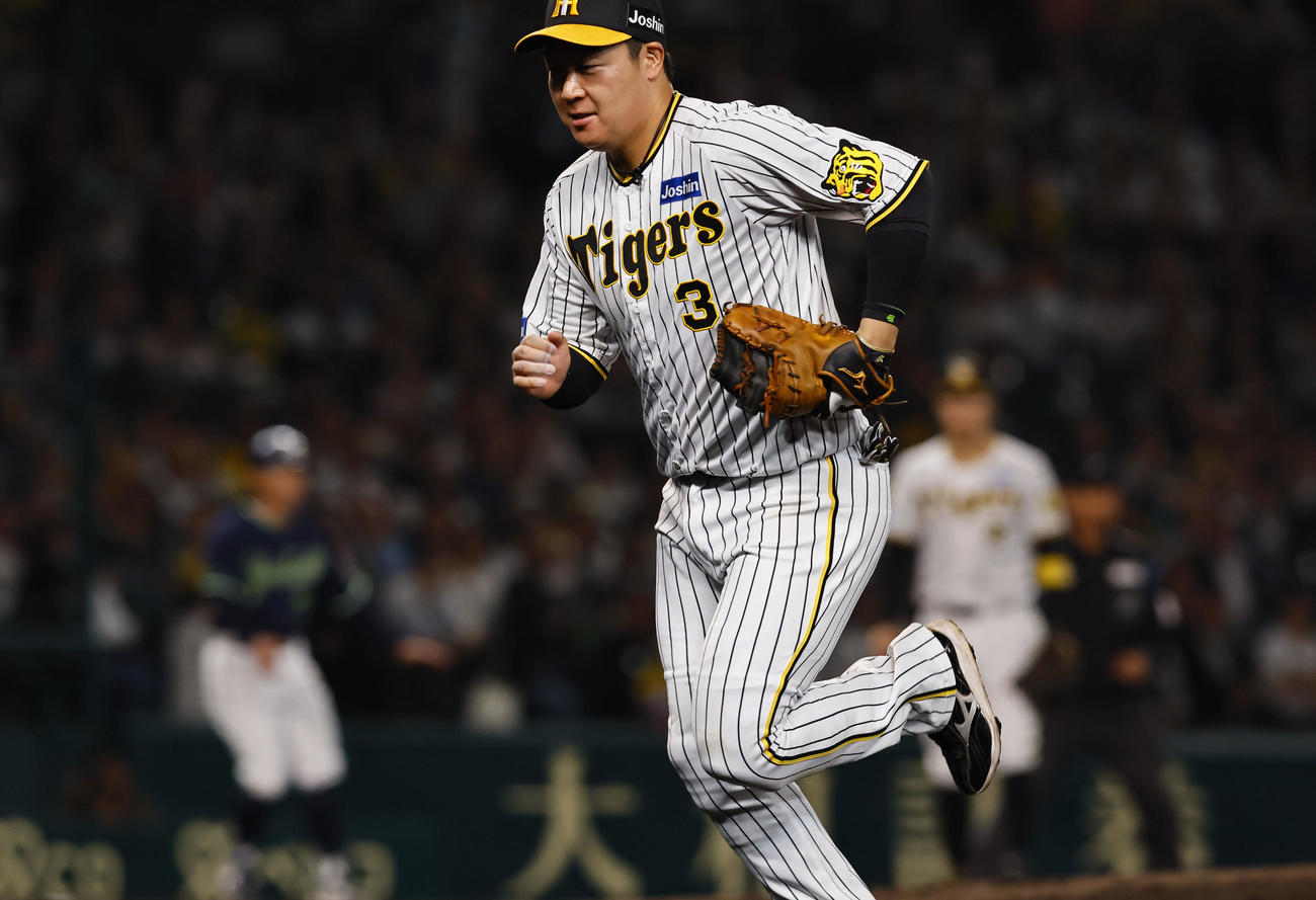 阪神対ヤクルト　4回表ヤクルト無死満塁、西川の中犠飛で木浪が送球ミスしたボールを追う一塁手大山（撮影・藤尾明華）