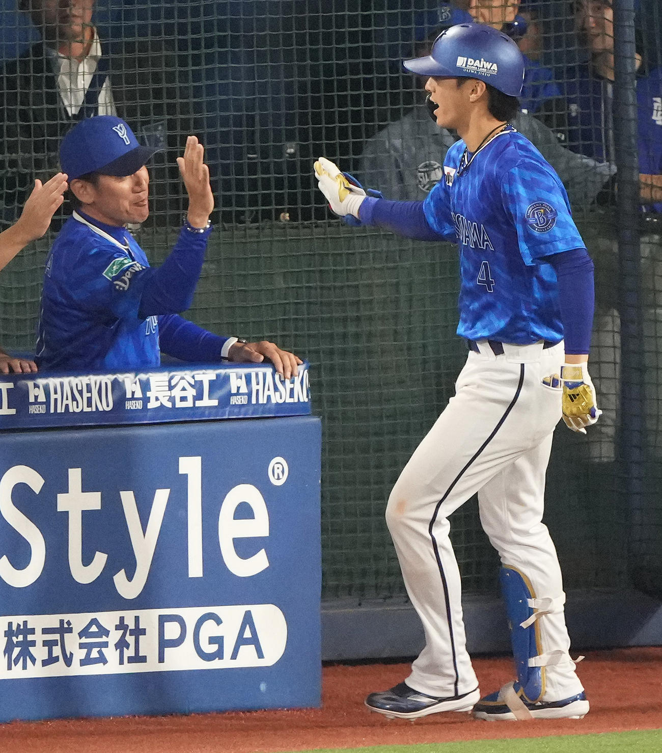 DeNA対巨人　8回裏DeNA2死満塁、右越え満塁本塁打を放った度会（右）を迎える三浦監督（撮影・鈴木みどり）