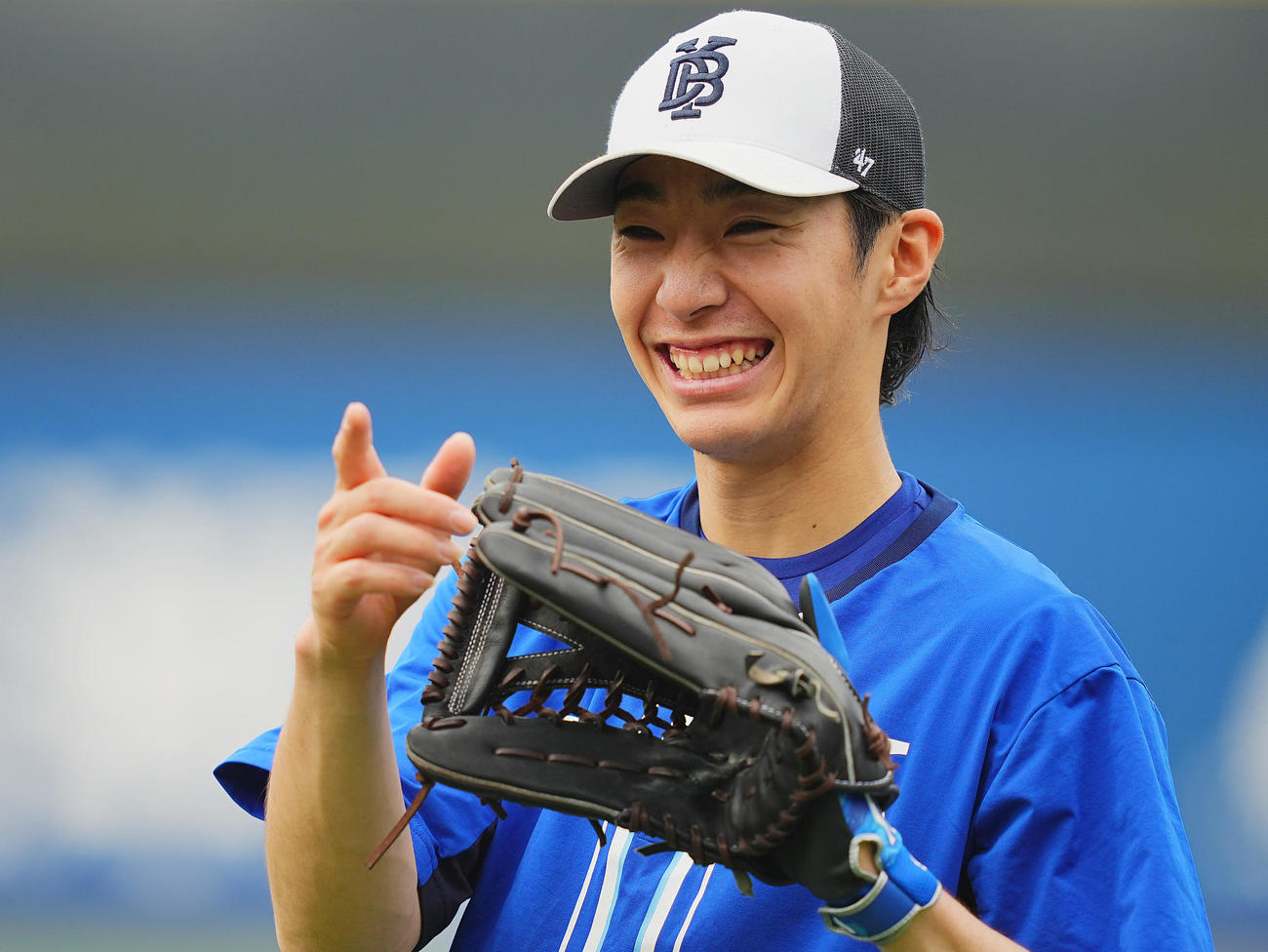 DeNA対巨人　試合前、リラックスした表情で練習に臨むDeNA度会（撮影・垰建太）