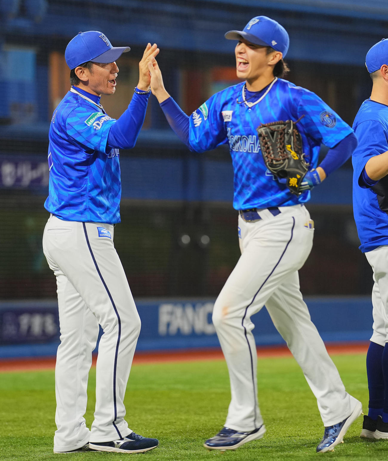 DeNA対巨人　巨人に勝利しDeNA三浦監督（左）は度会らナインをタッチで出迎える（撮影・垰建太）